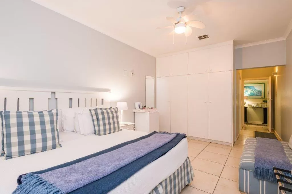 Photo of the whole room, Bed in Flamingo Rocks