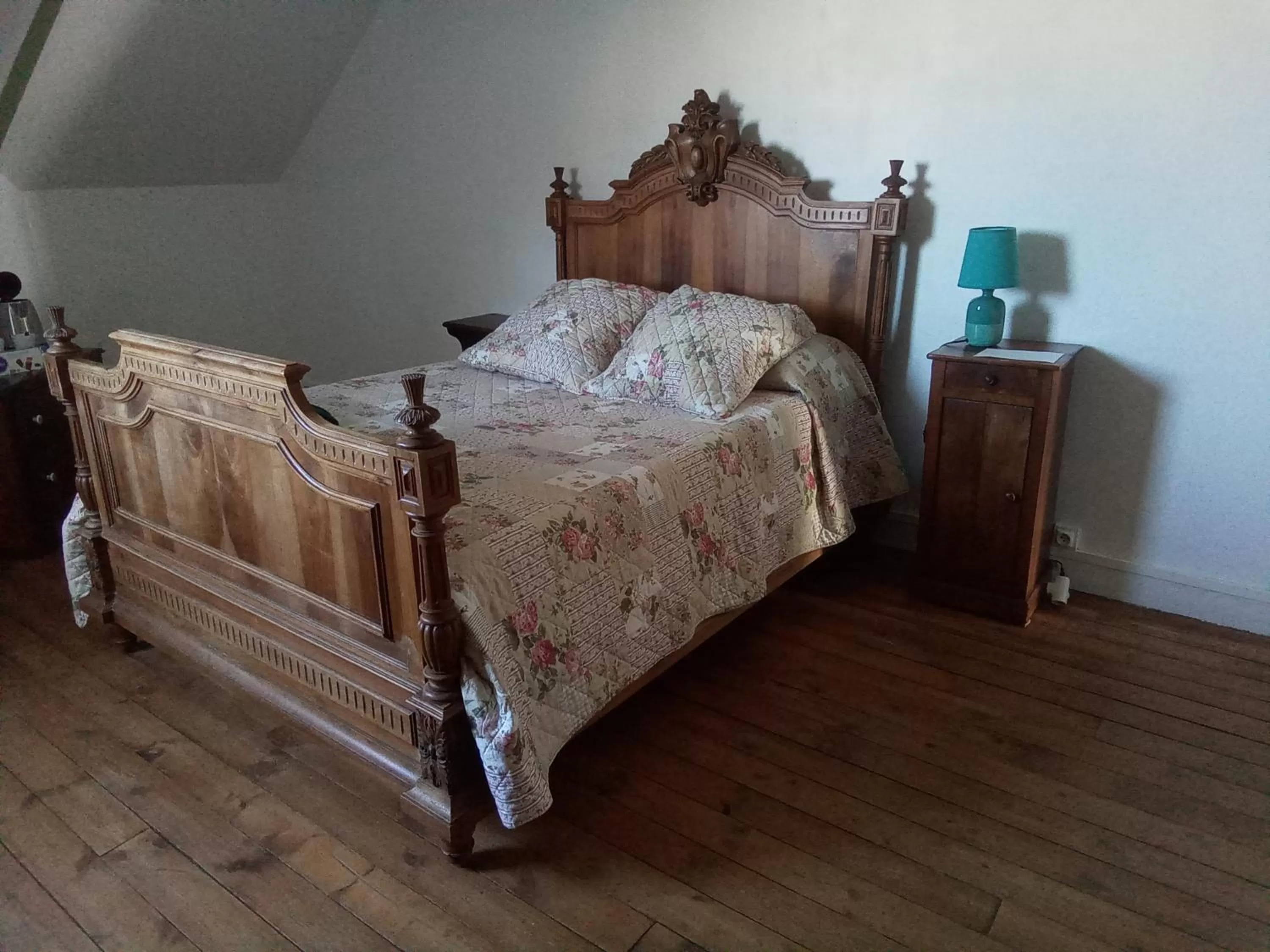 Bed in La chambre de la boule d 'or