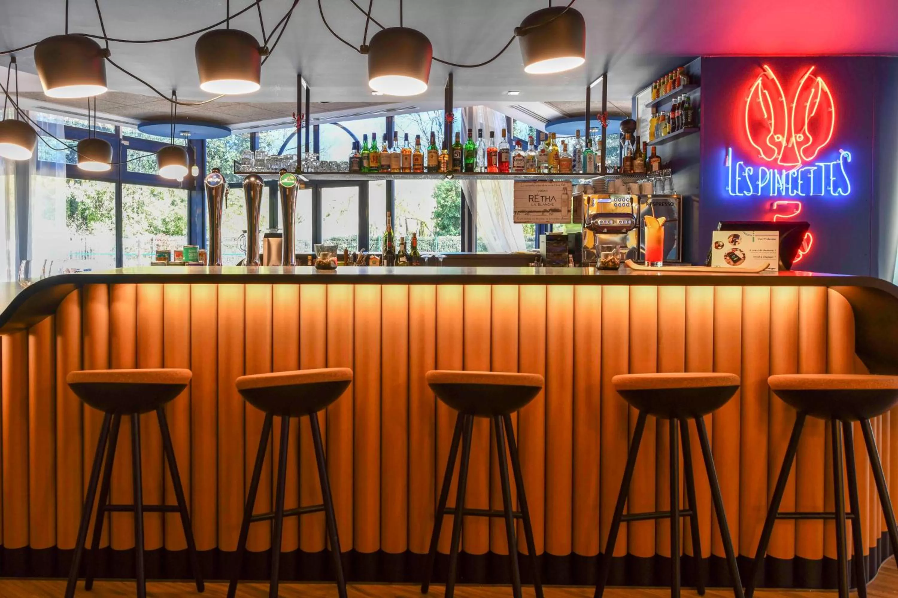 Lounge or bar in Novotel La Rochelle Centre