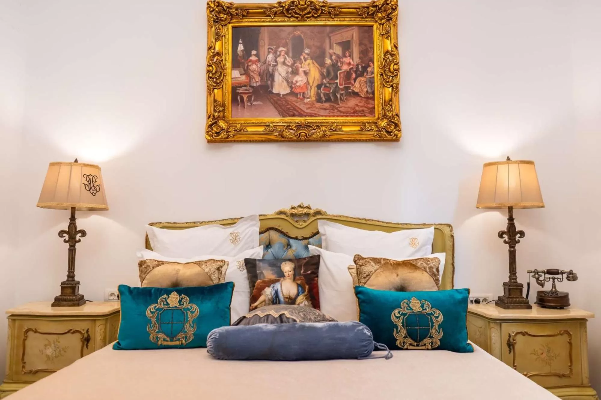 Bed in Conacul Coroanei Luxury Boutique Hotel