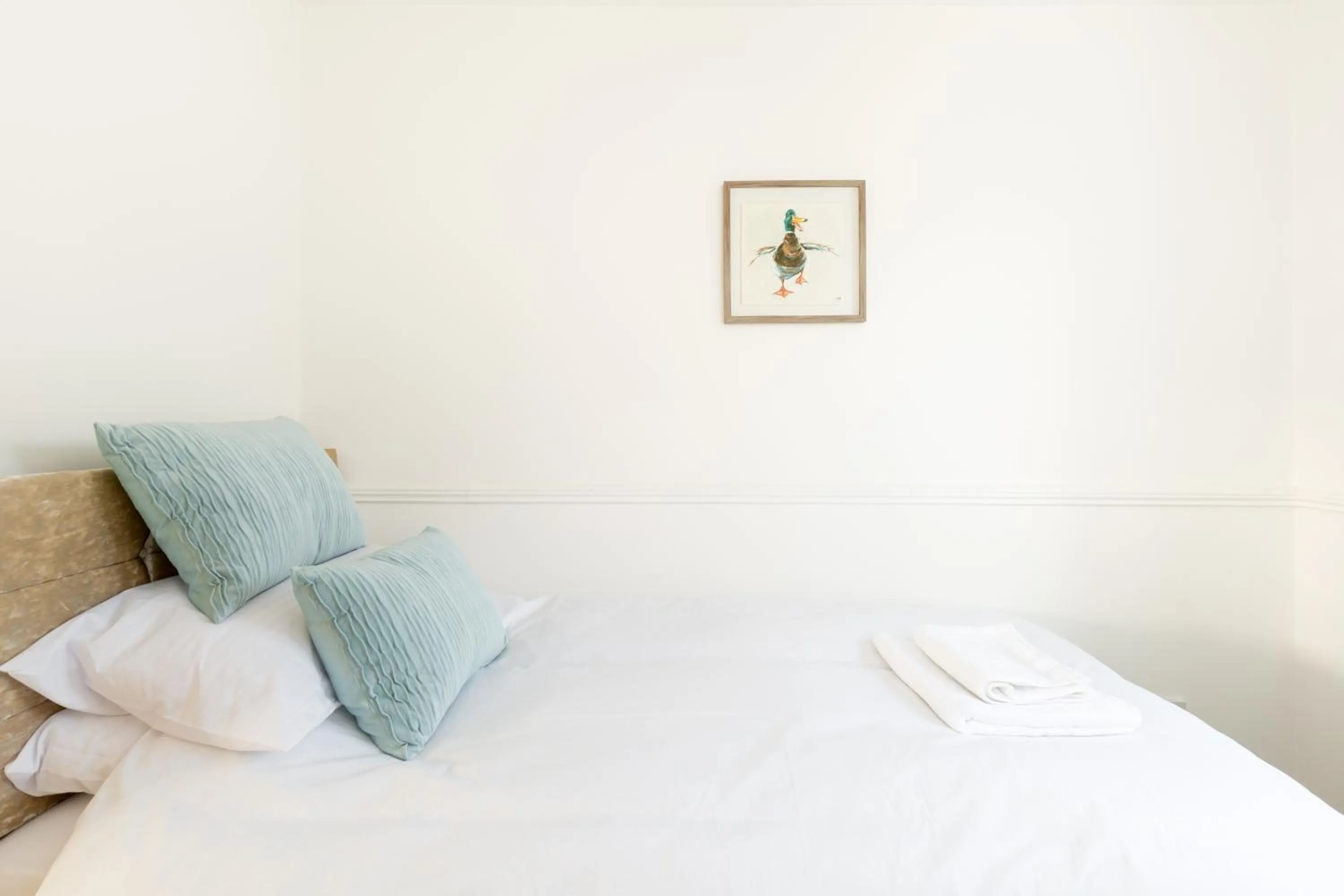 Bedroom, Bed in Drayton Manor House FREE parking