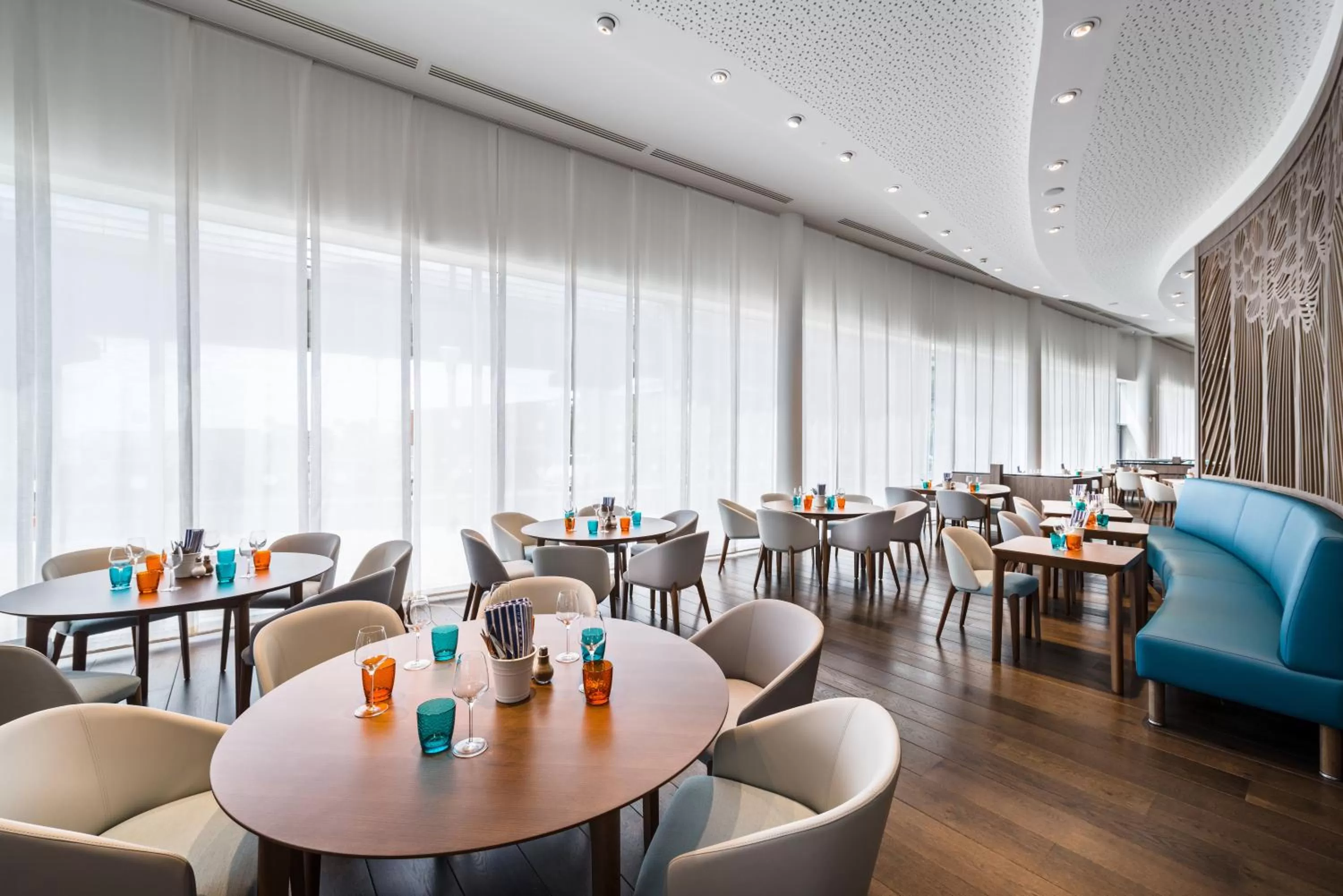 Dining area in Golden Tulip Marseille Euromed