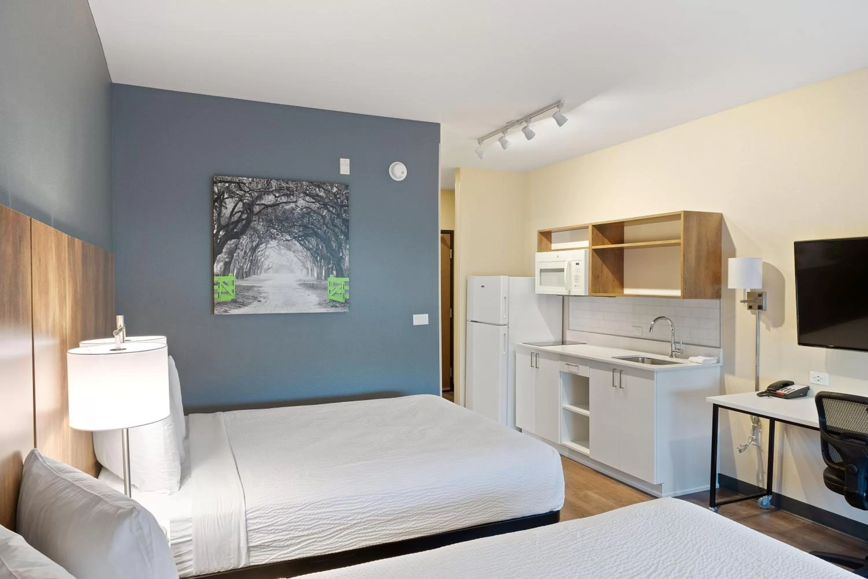 Kitchen or kitchenette, Bed in Extended Stay America Premier Suites - Phoenix - Chandler - Downtown