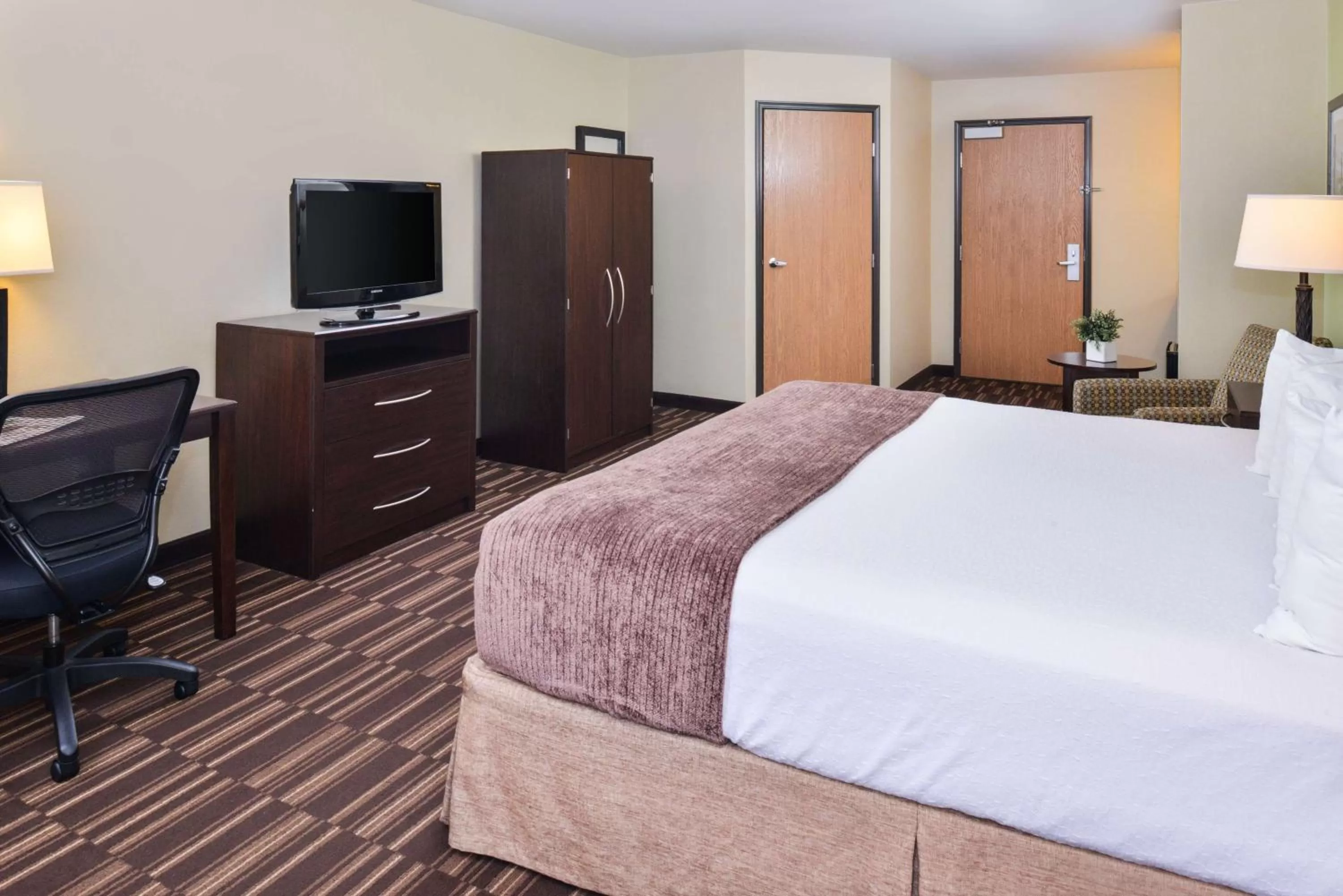 Photo of the whole room, Bed in Best Western Sundowner