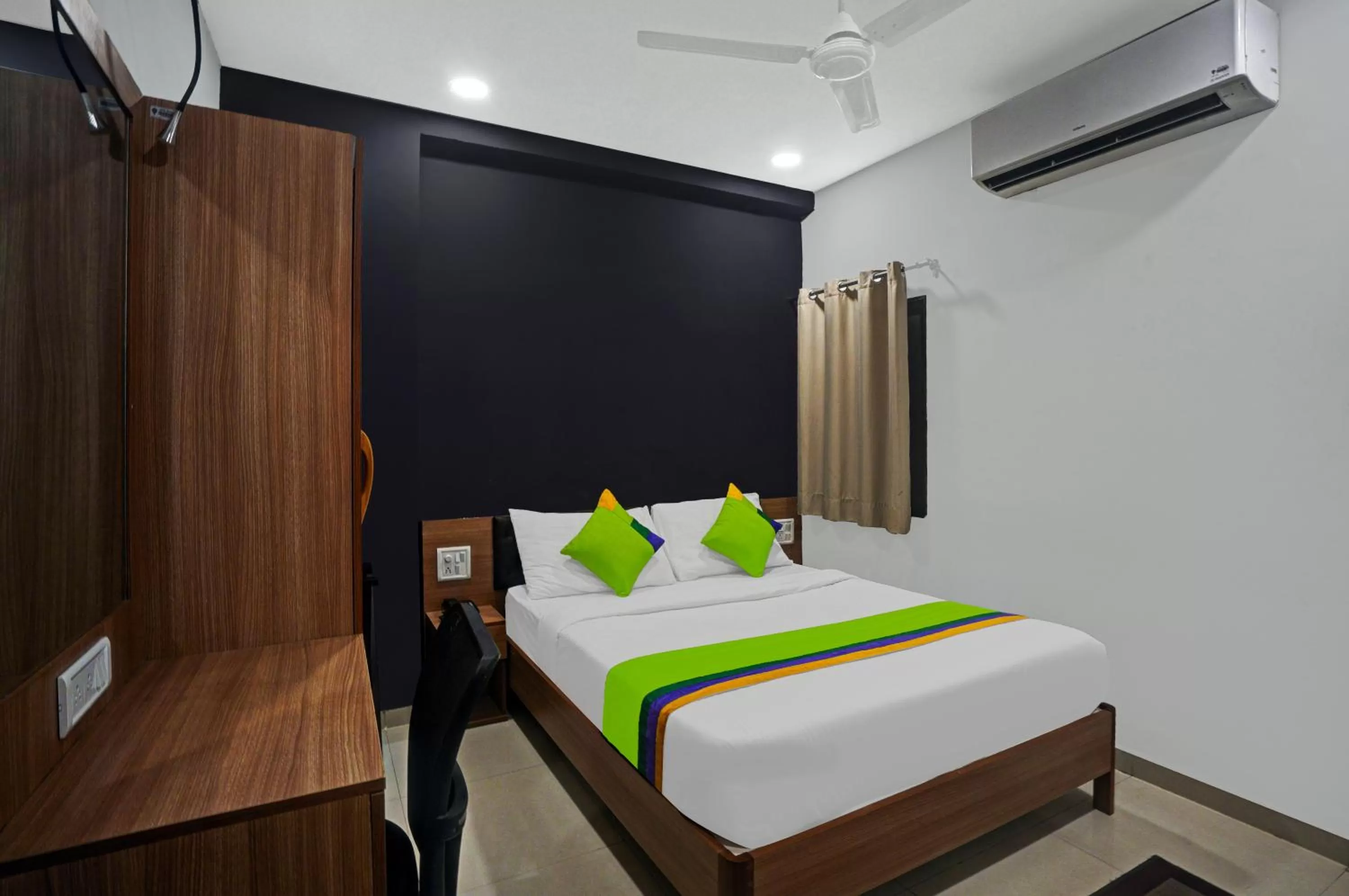 Bed in Treebo Trend Wow - Surat Station