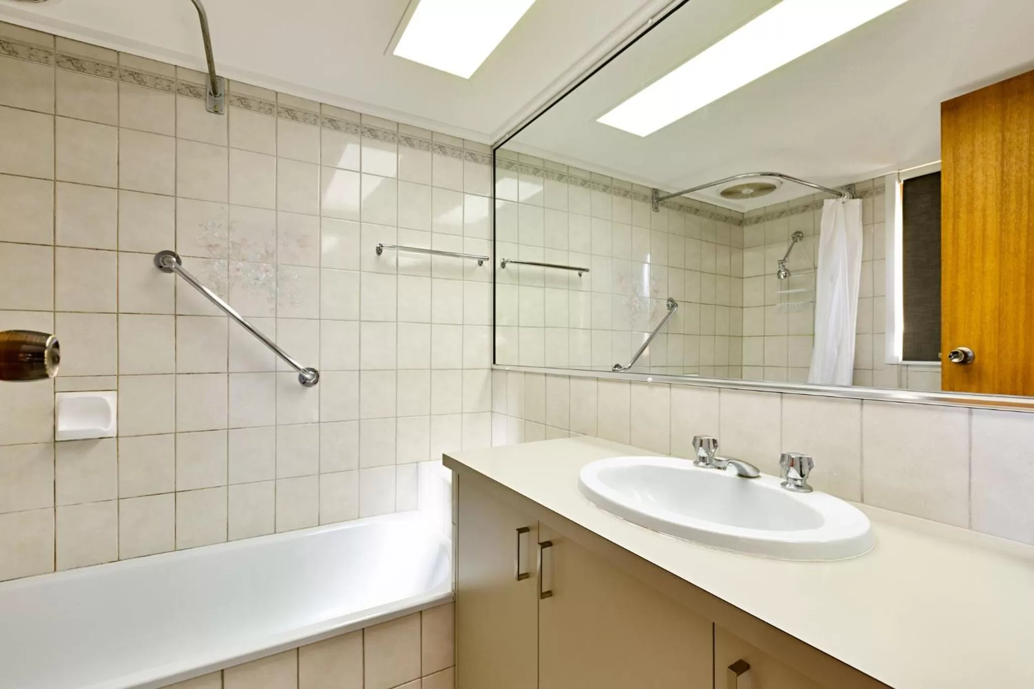 Bathroom in Statesman Motor Inn