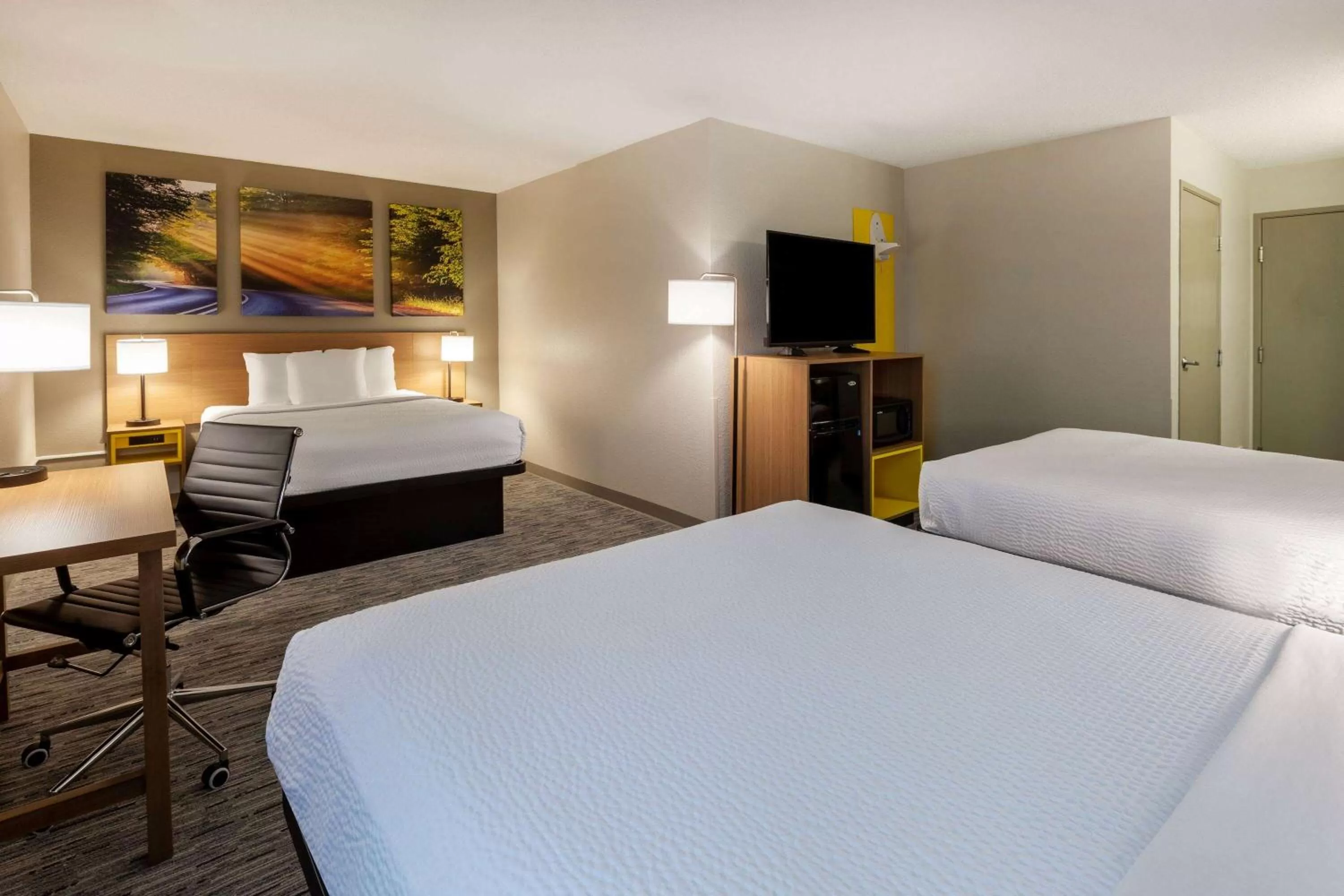 Photo of the whole room, Bed in Days Inn by Wyndham Racine/Sturtevant