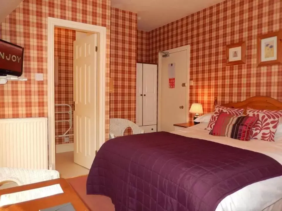 Small Double Room in Athol House Small Double Room in Athol House