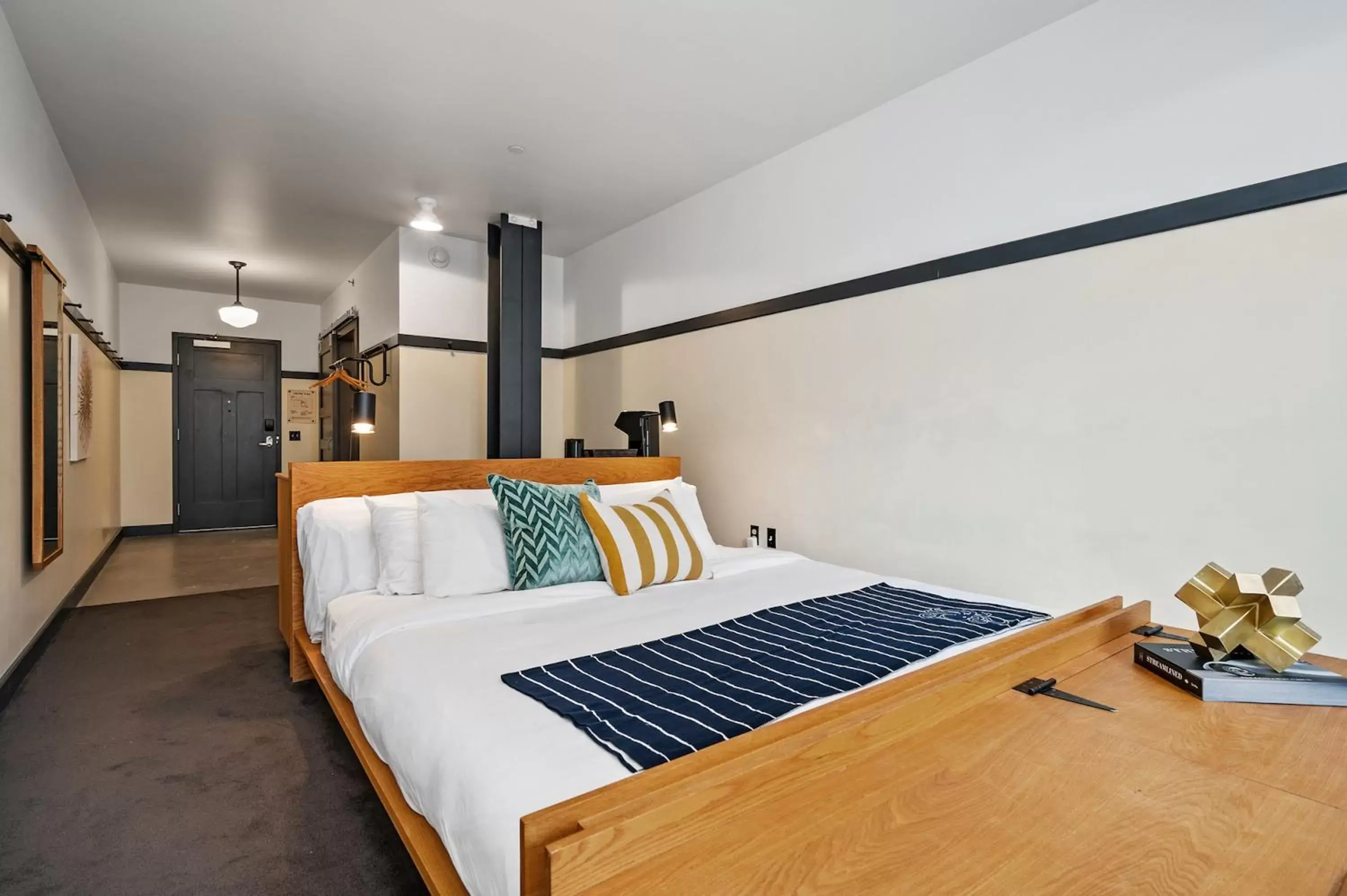 Superior King Room (Self Check-in with Virtual Front Desk) in The Maverick by Kasa Superior King Room (Self Check-in with Virtual Front Desk) in The Maverick by Kasa