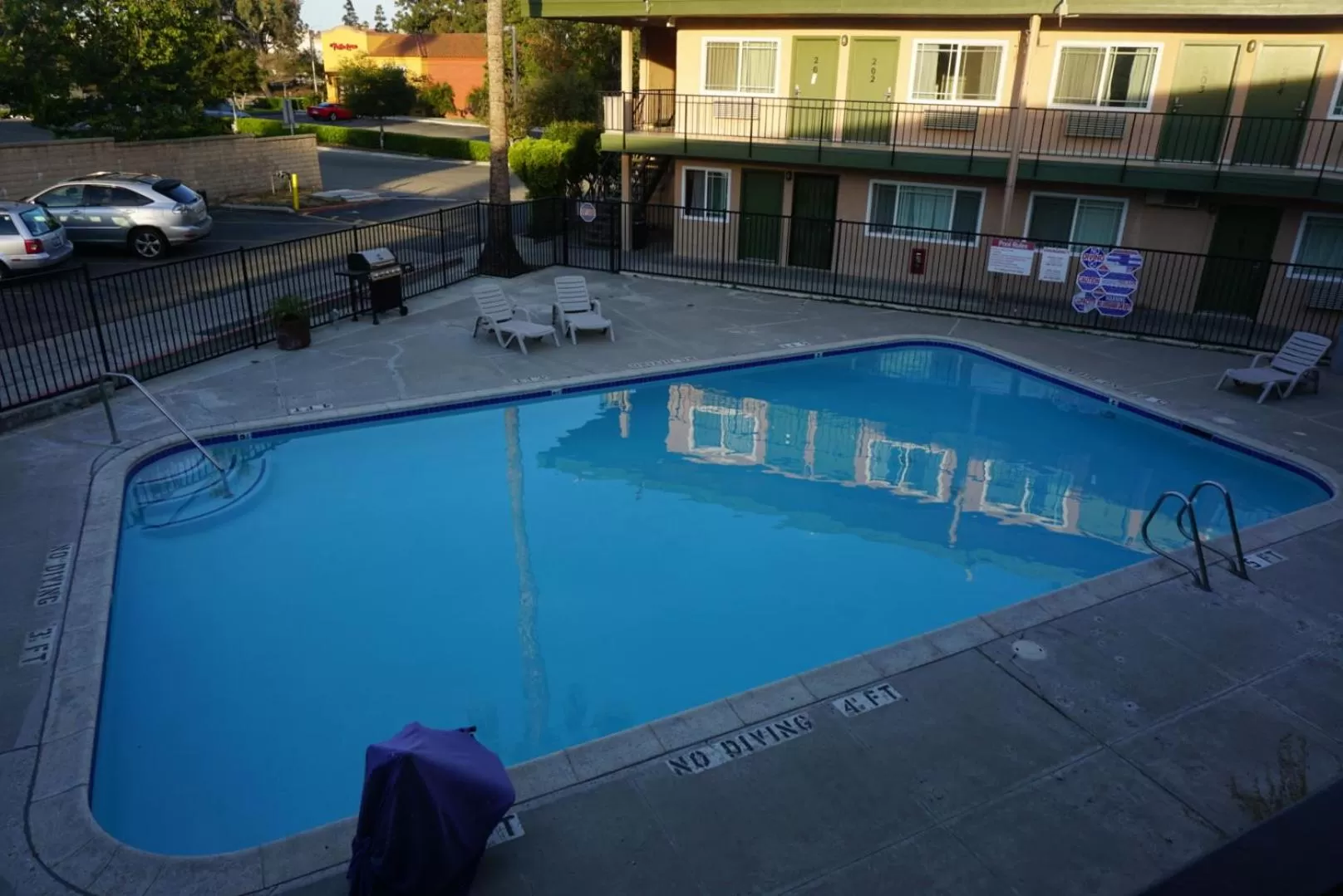 Swimming pool in Americas Best Value Inn Thousand Oaks