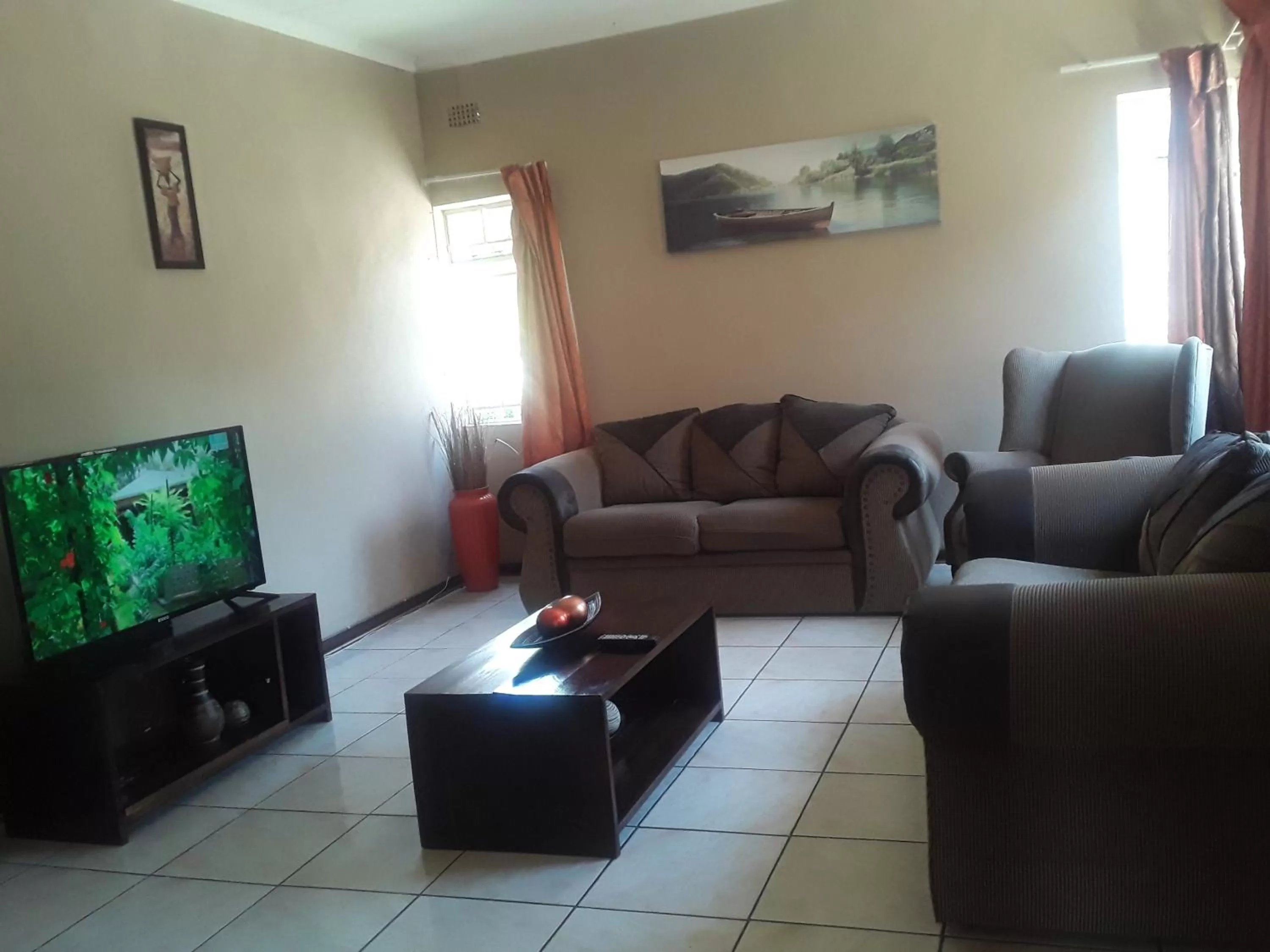 Communal lounge/ TV room, Seating Area in Vuya Nathi Bed and Breakfast