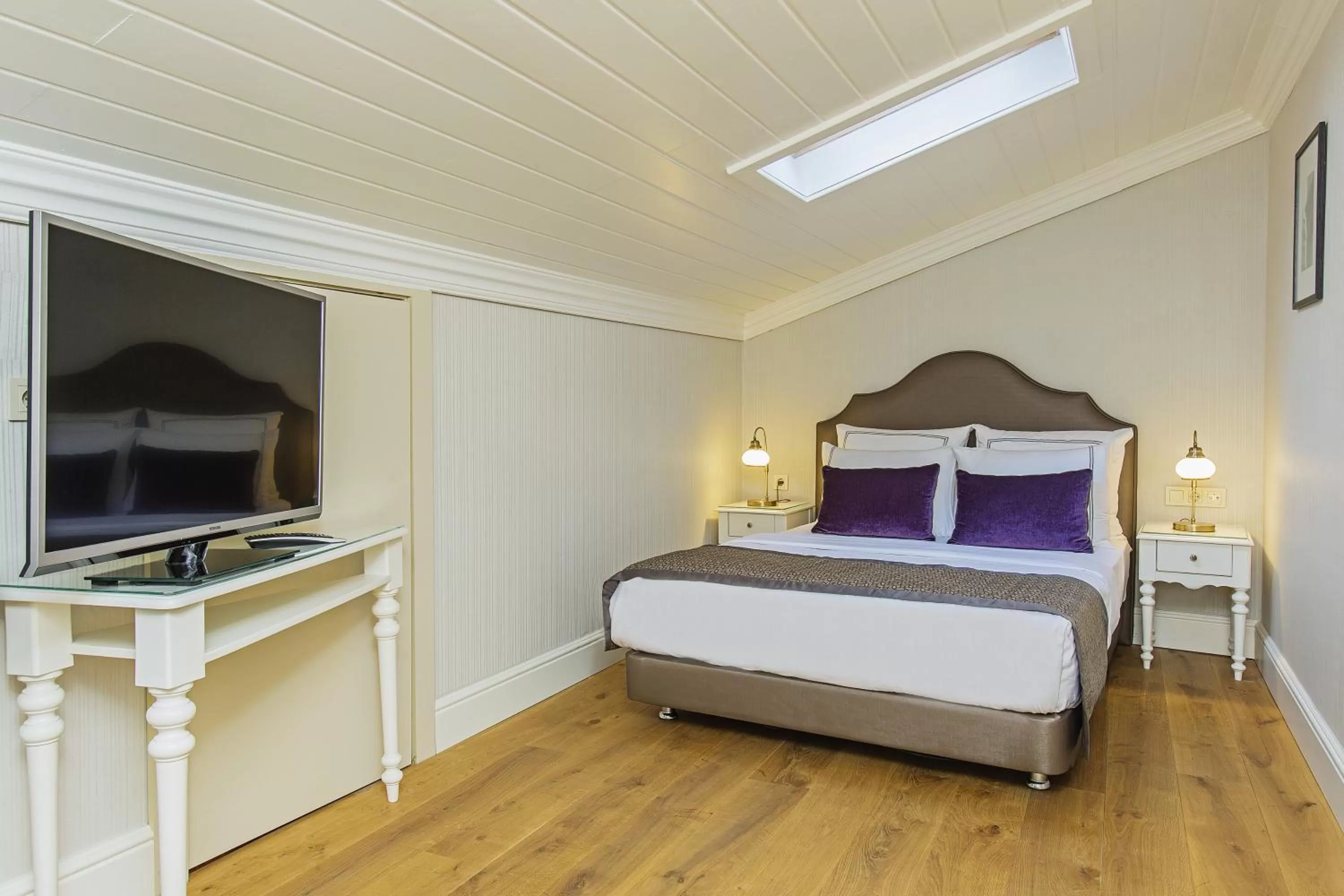 Photo of the whole room, Bed in Meroddi Galata Mansion