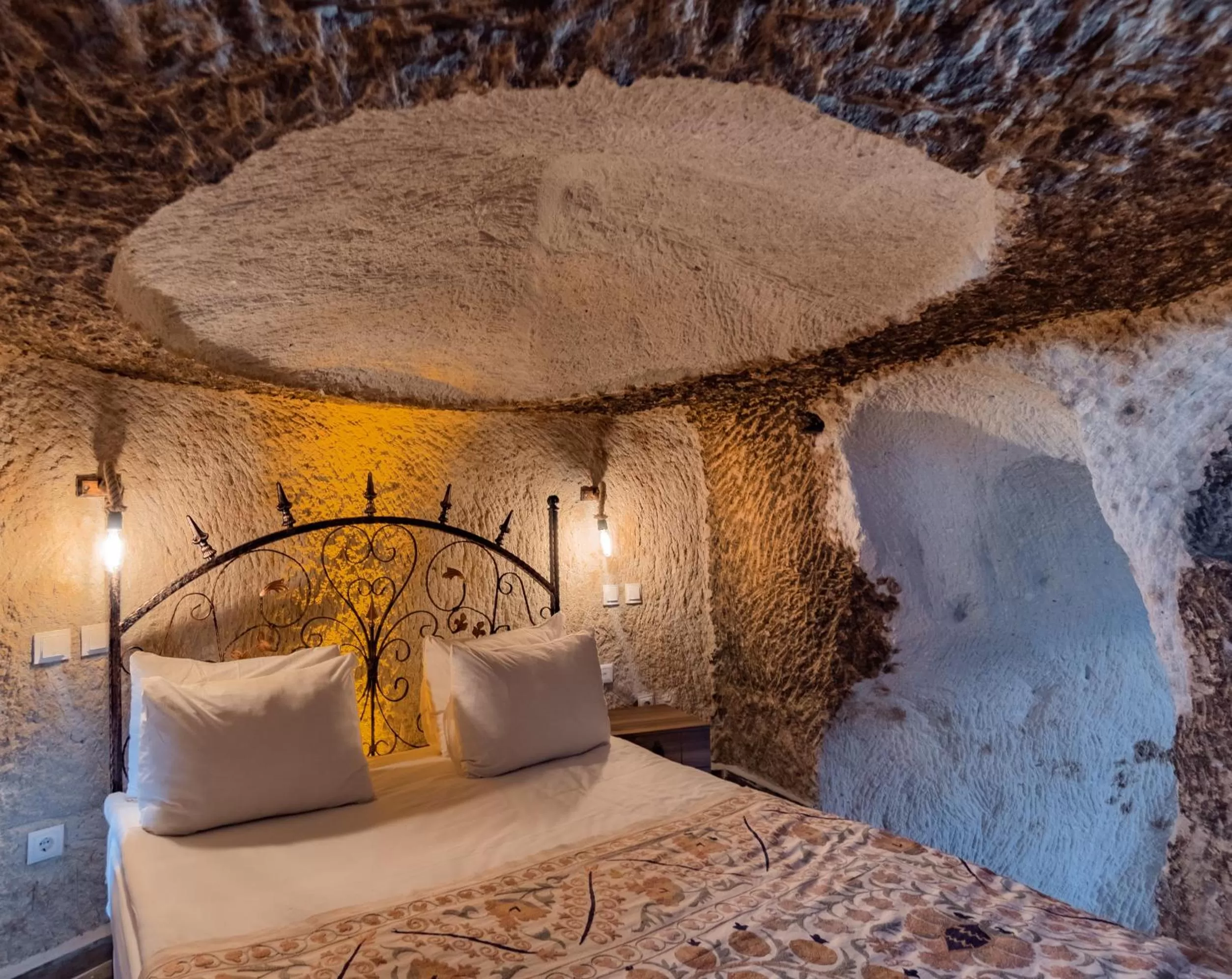 Bedroom, Bed in Amber Cave Suites
