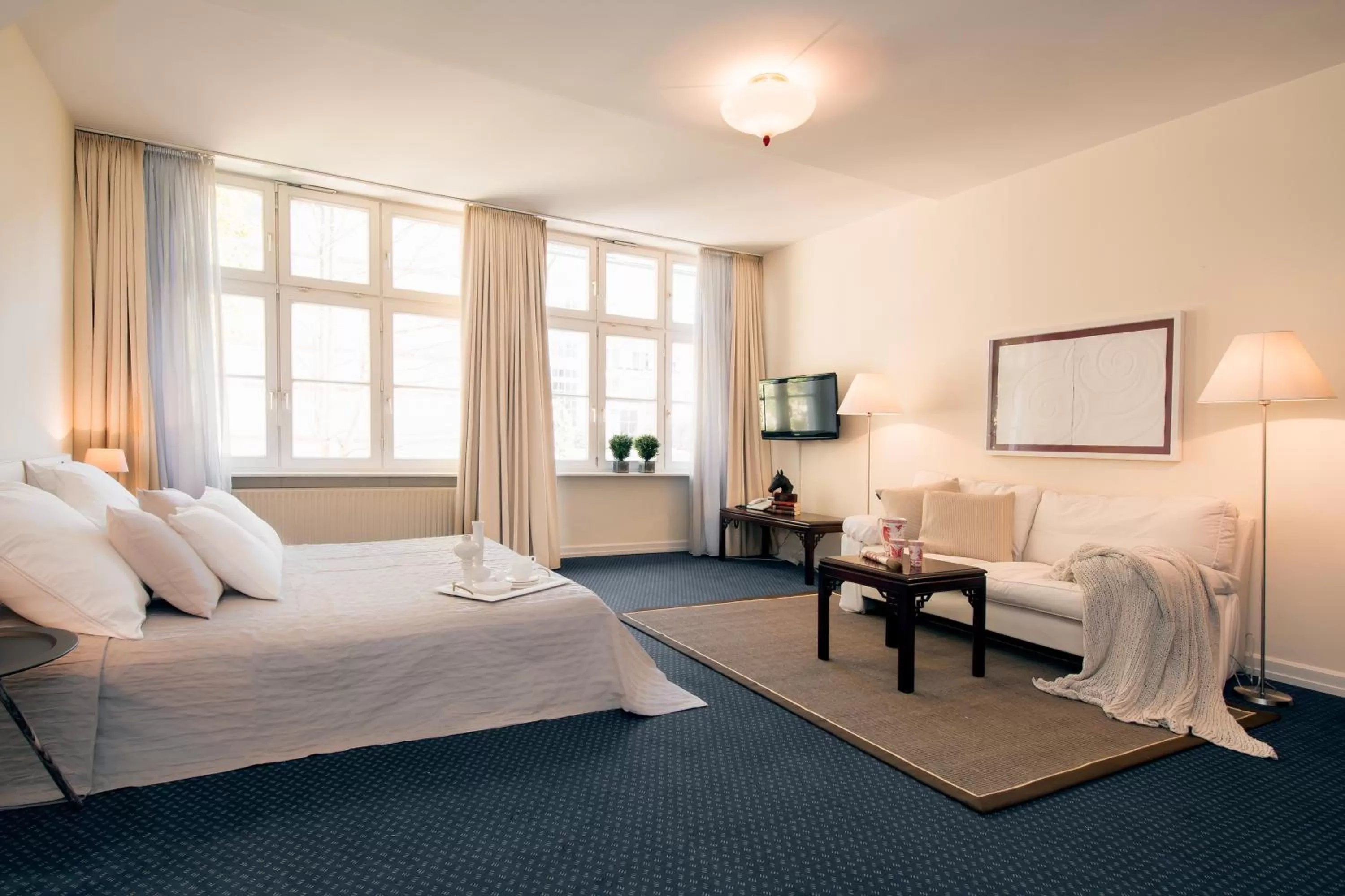Photo of the whole room in Carlstadt Suites Düsseldorf