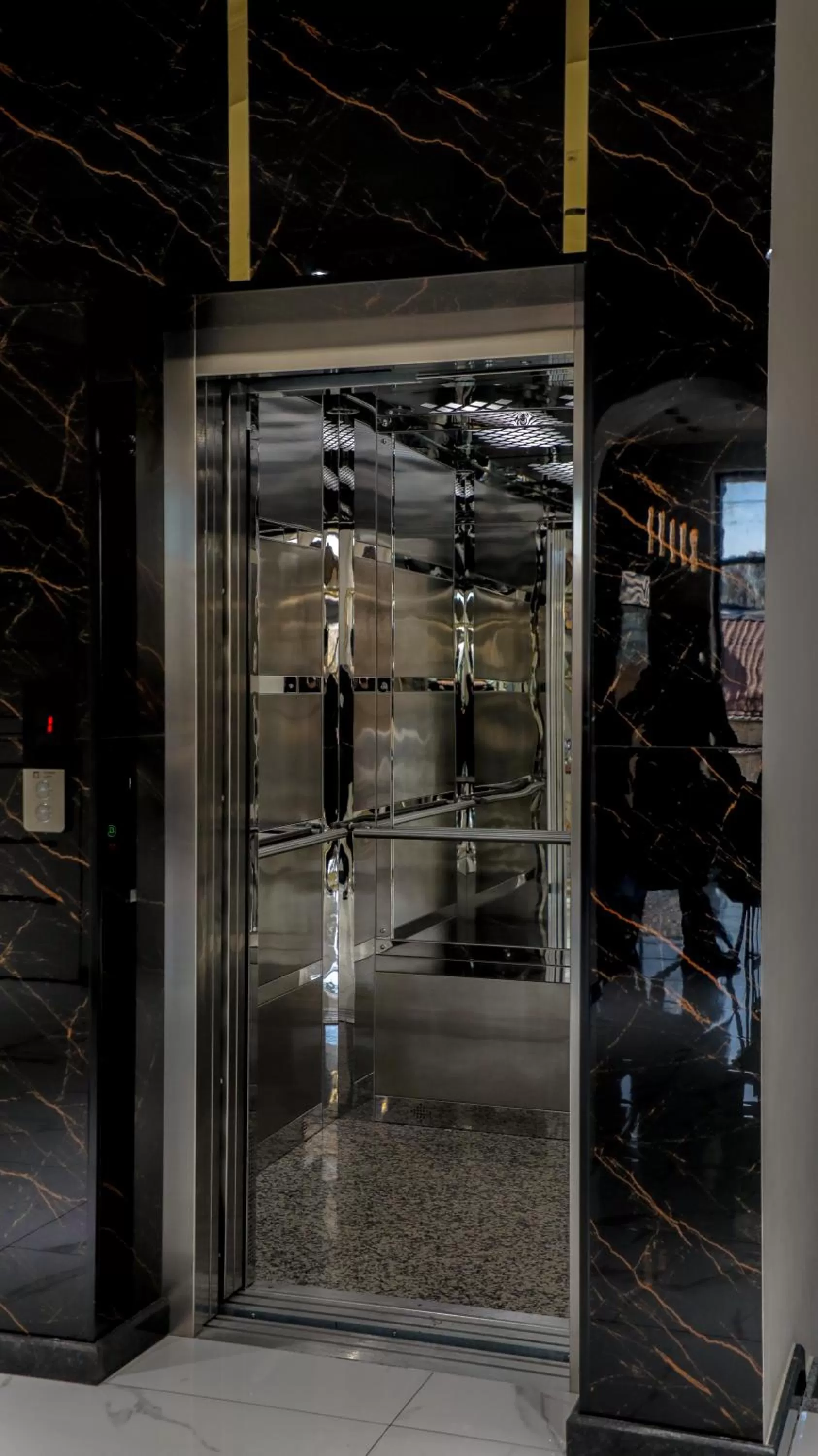 elevator in Porto Bello Hotel