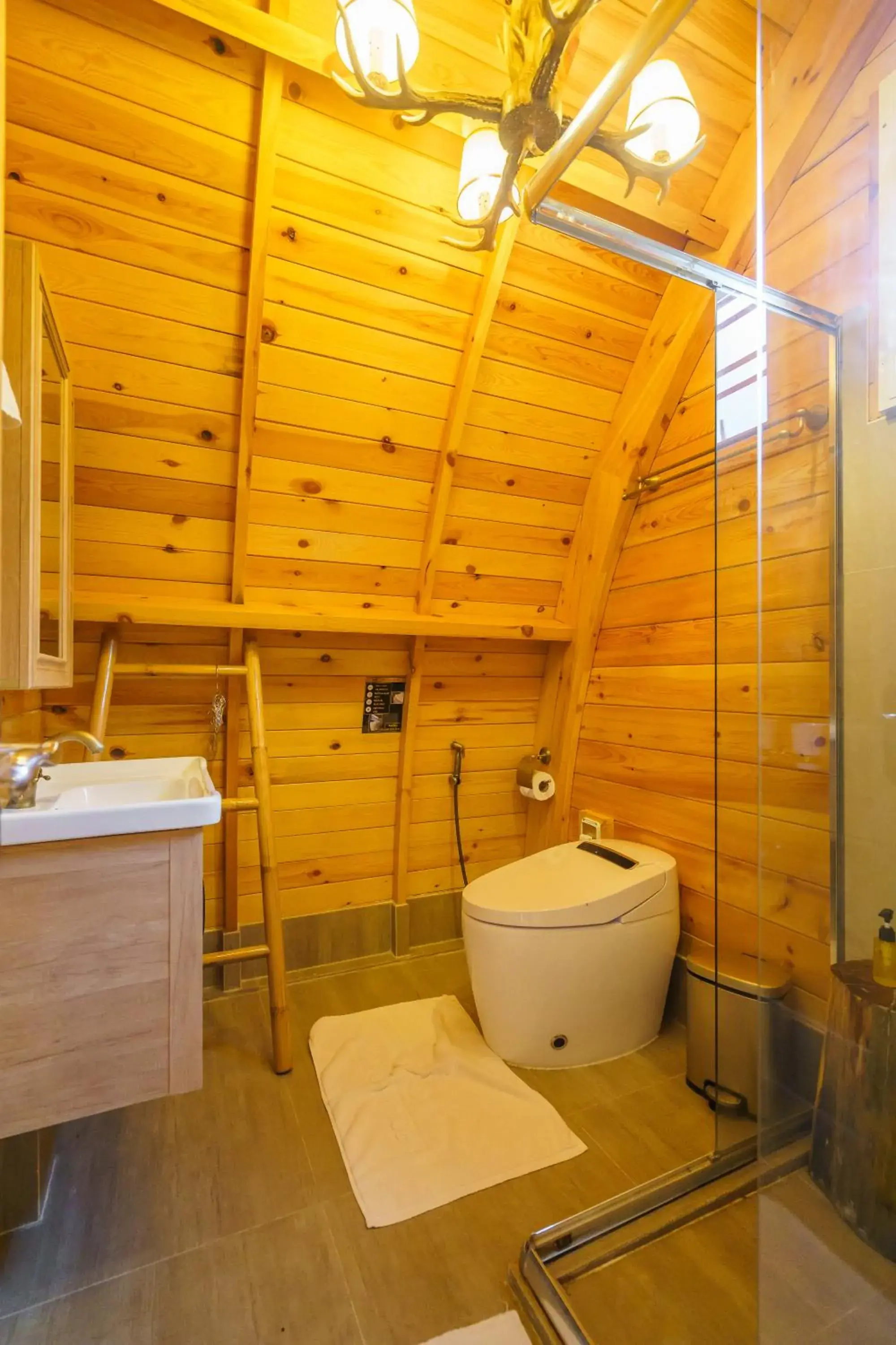 Villa with Jacuzzi and Lake View in Khum Damnoen Resort Villa with Jacuzzi and Lake View in Khum Damnoen Resort