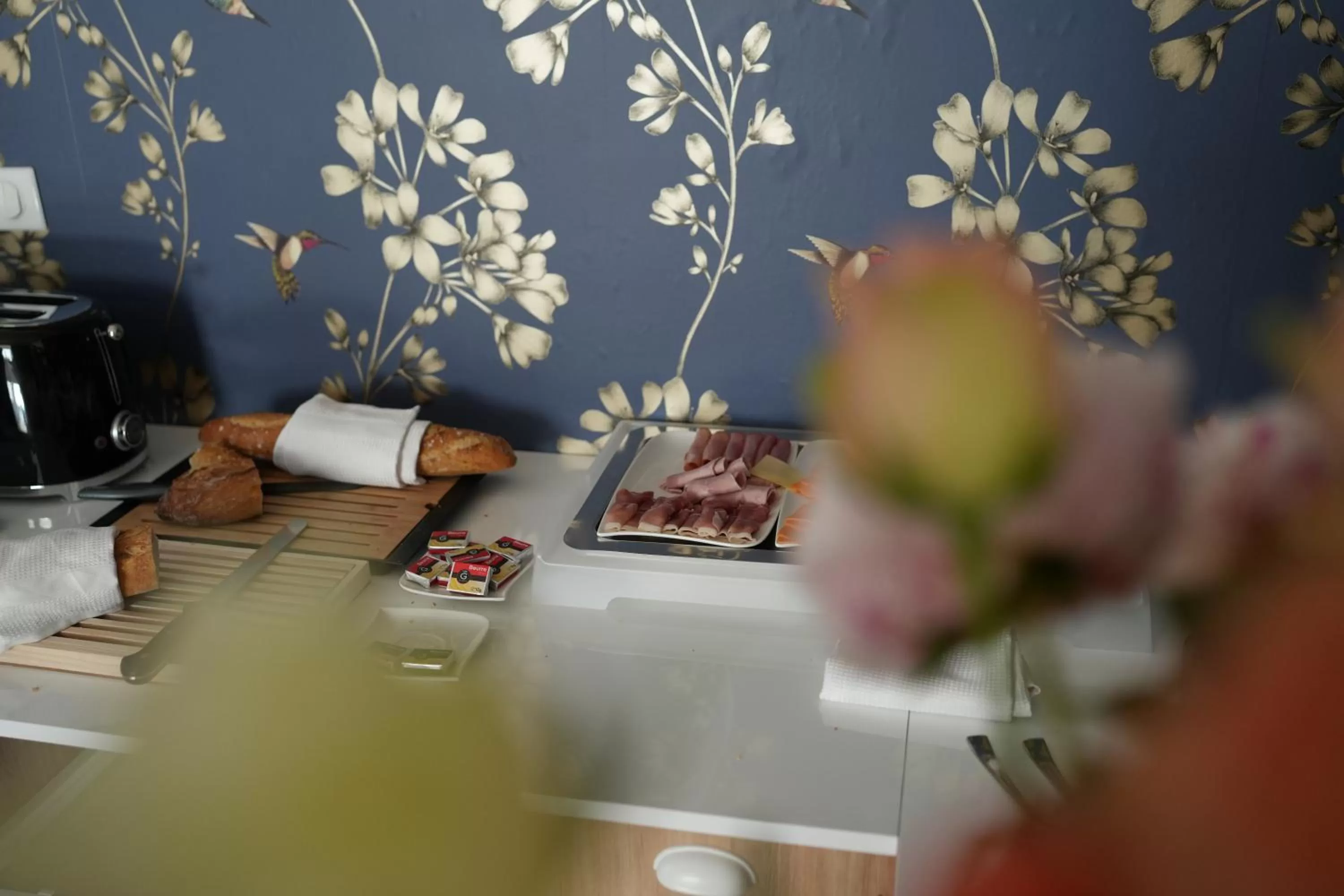 Breakfast in Hôtel Échappée en Baie - Parking privé gratuit dont forfaits bornes électriques réservable