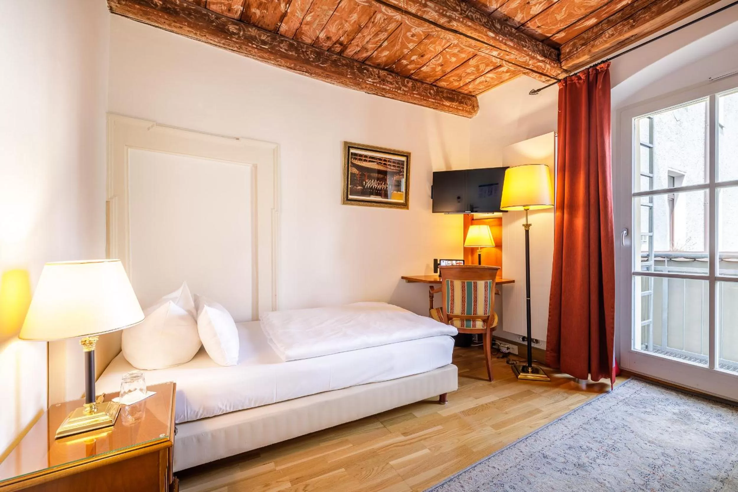 Photo of the whole room, Bed in Chin-Chin Hotel ehemals Bohemian Hotel