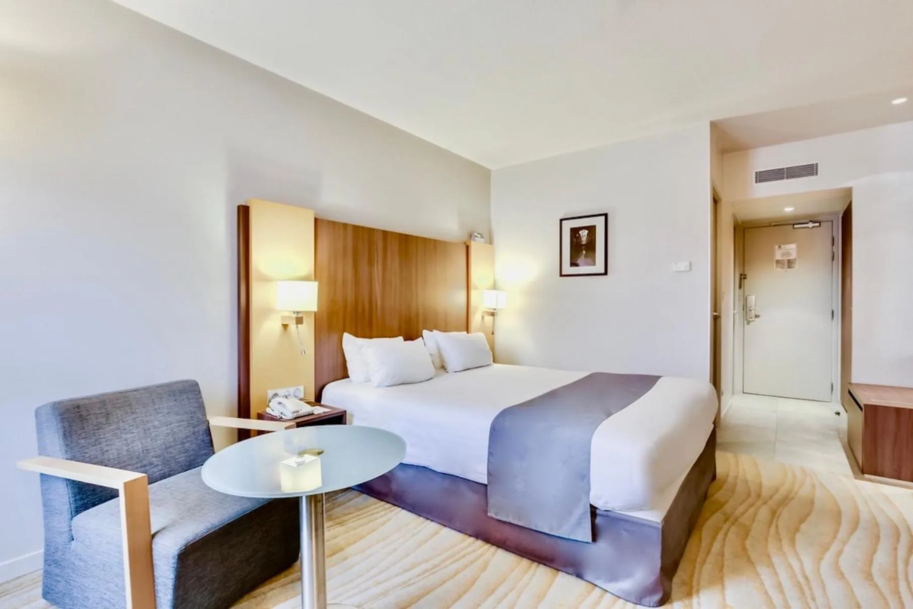 Photo of the whole room, Bed in Holiday Inn Lyon Vaise by IHG