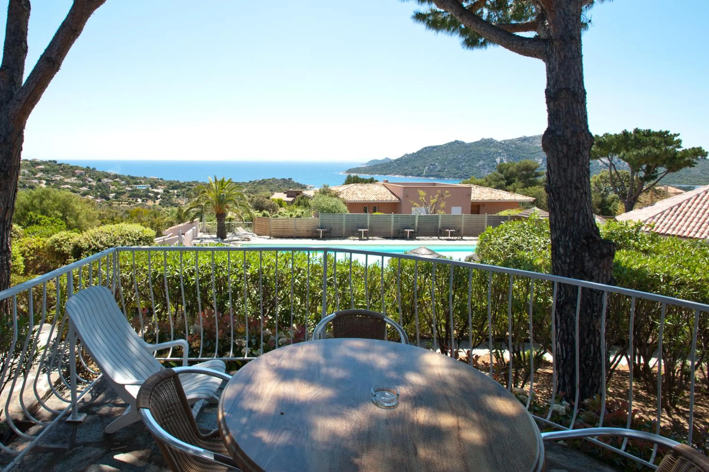 Pool view in Résidence Marina Di Santa Giulia