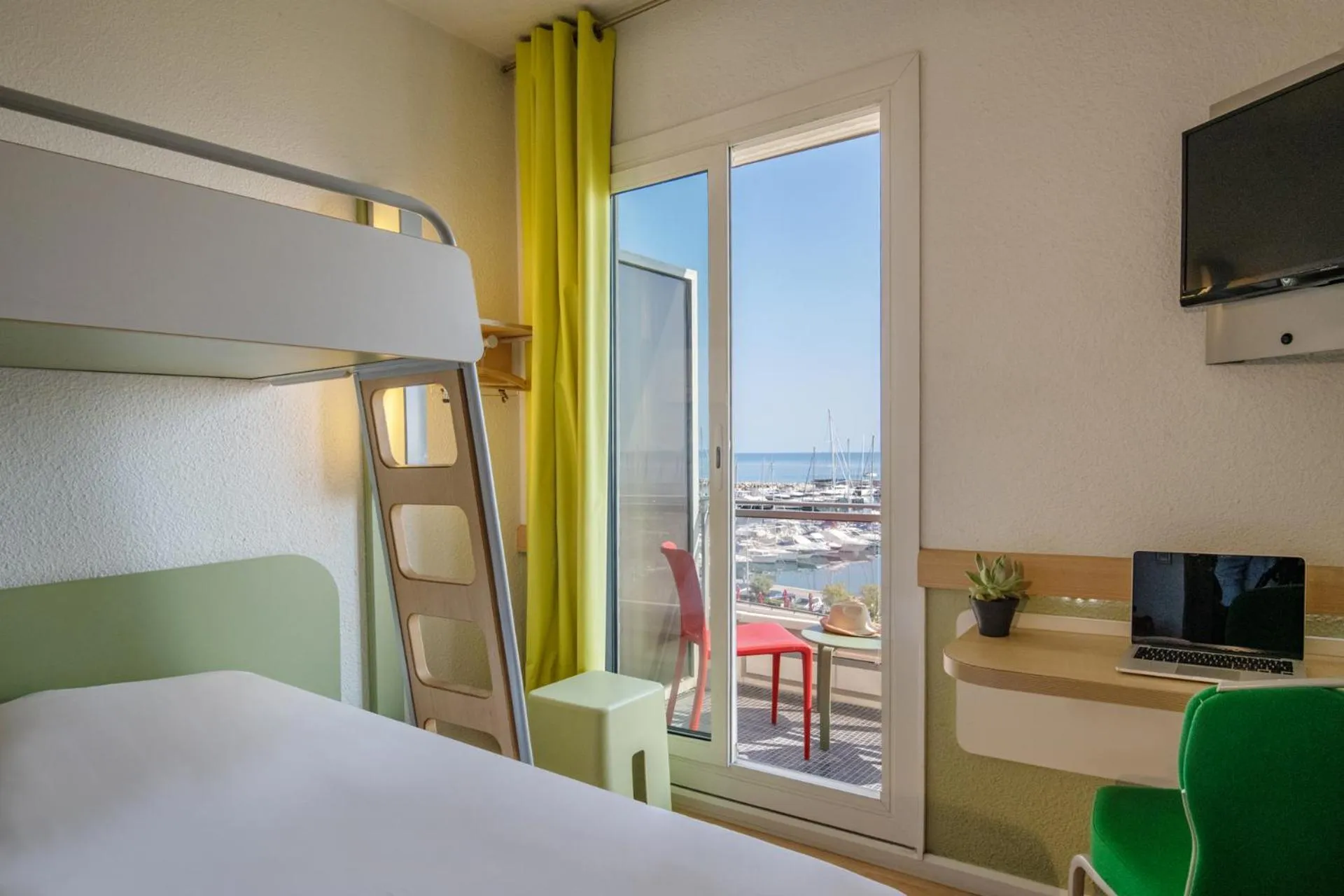 Bedroom, Bed in ibis budget Menton Bord de Mer