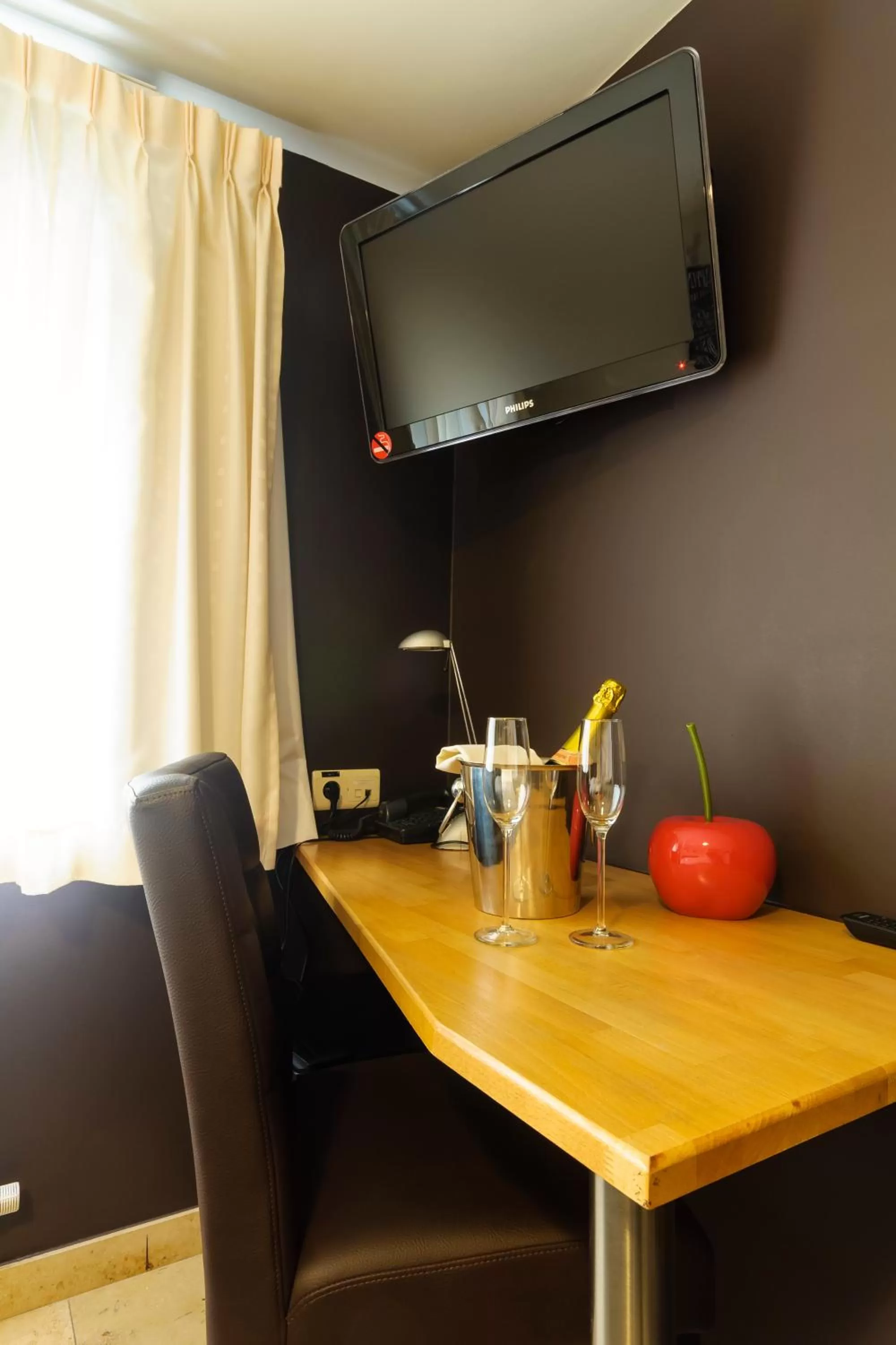 TV/Entertainment Center in Hotel Pracha