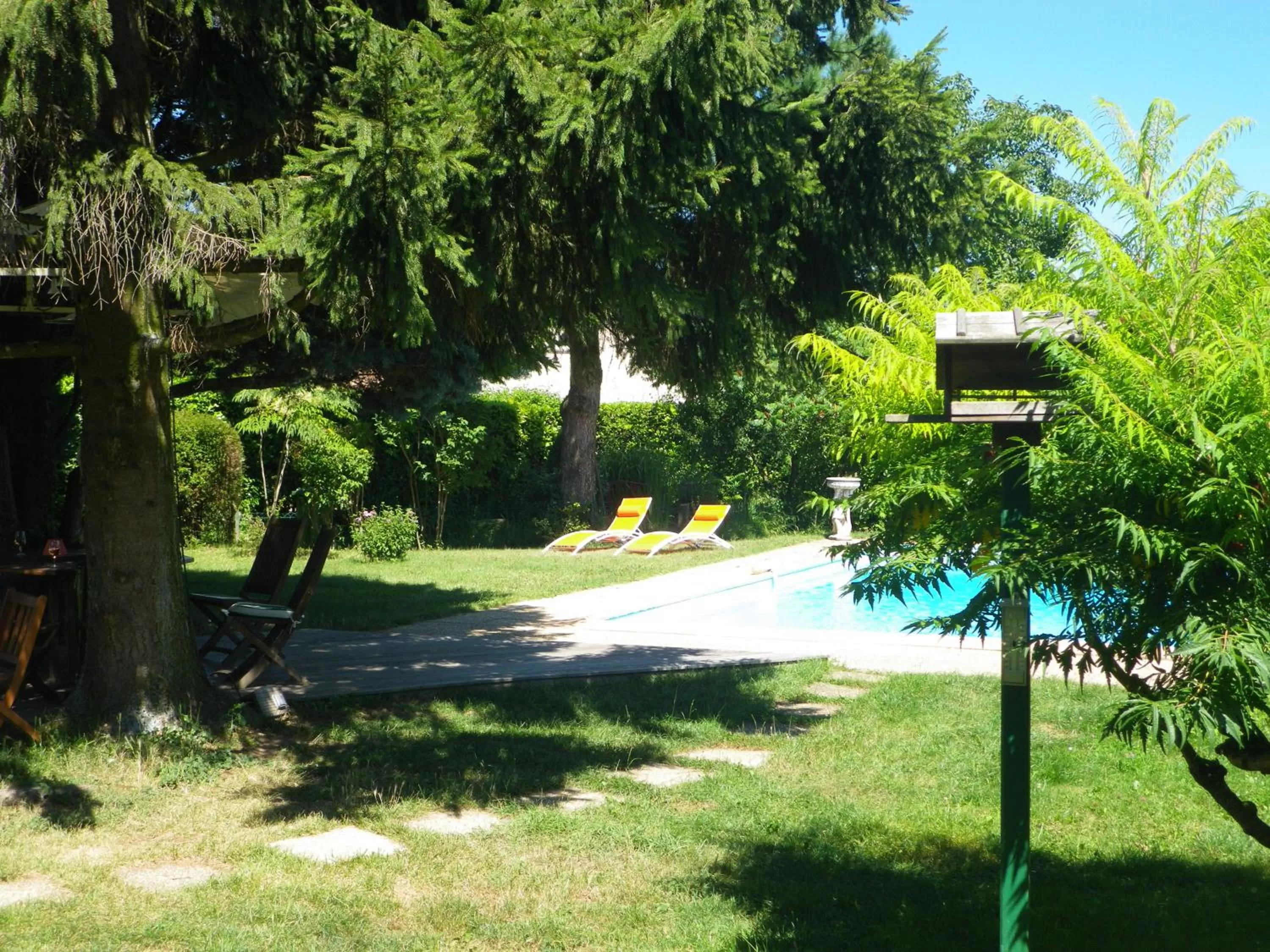 Garden in Chambres d'Hôtes Mado et Lulu