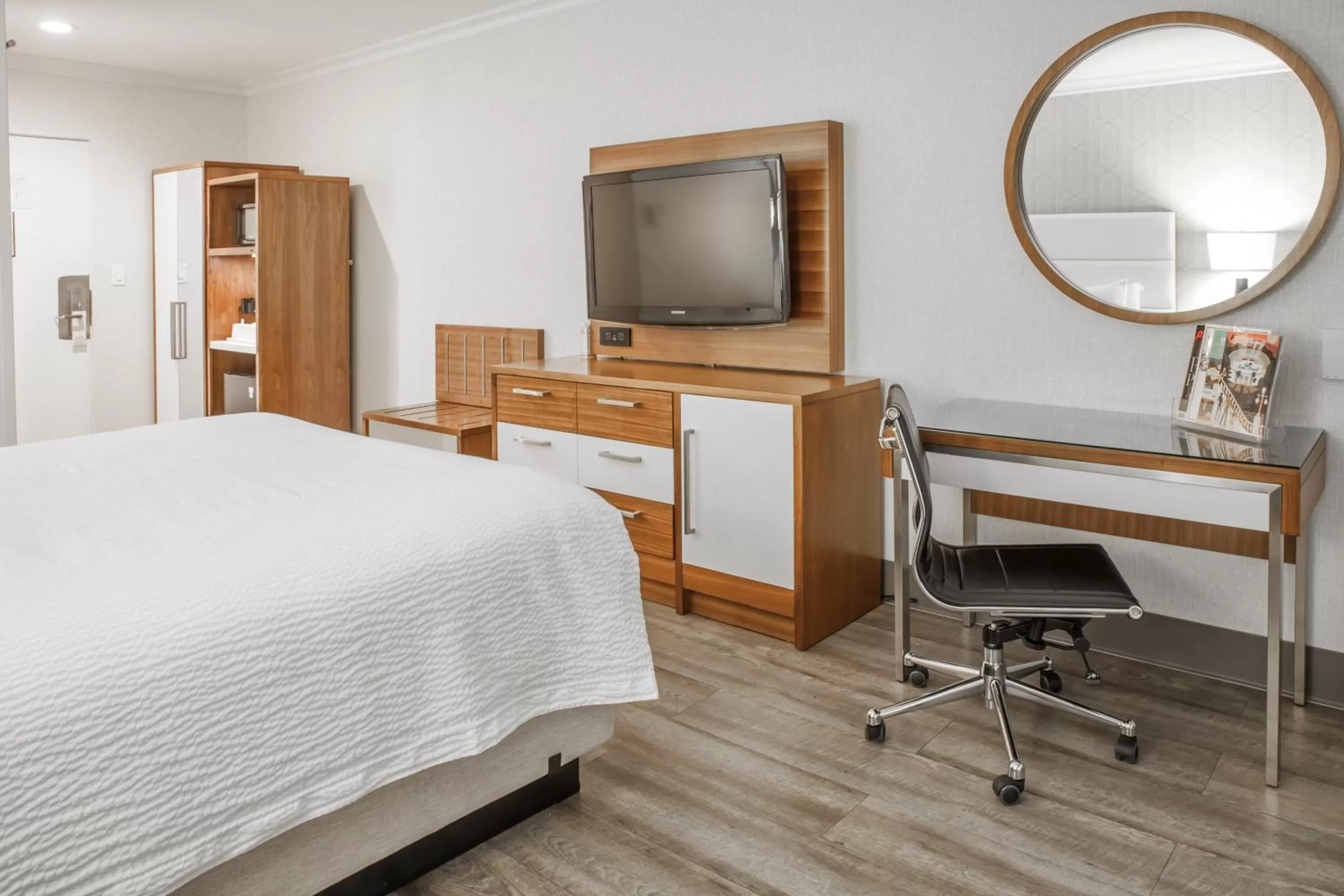 TV and multimedia, Bed in Pasadena Rose & Crown Hotel