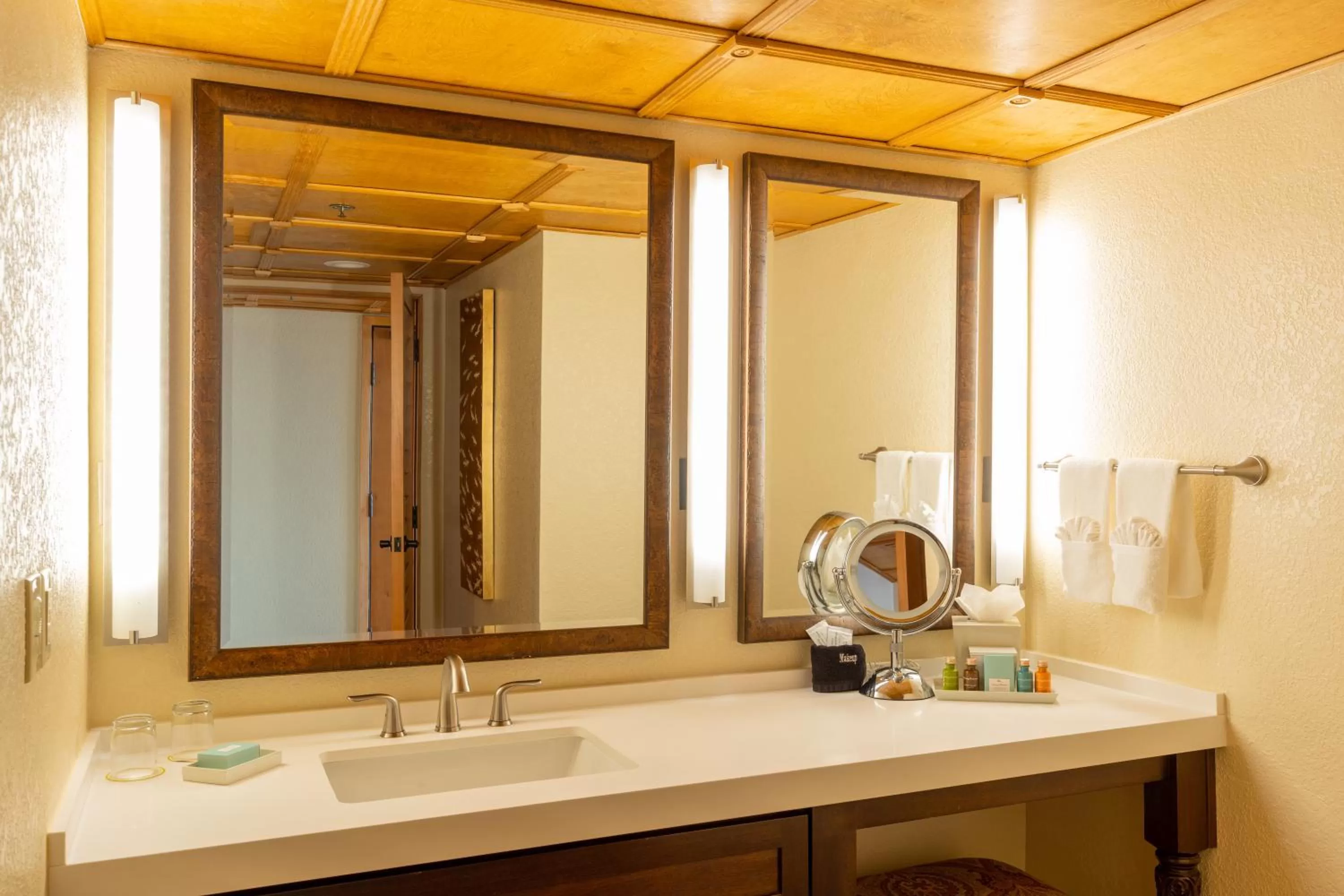 Bathroom in Pacific Terrace Hotel