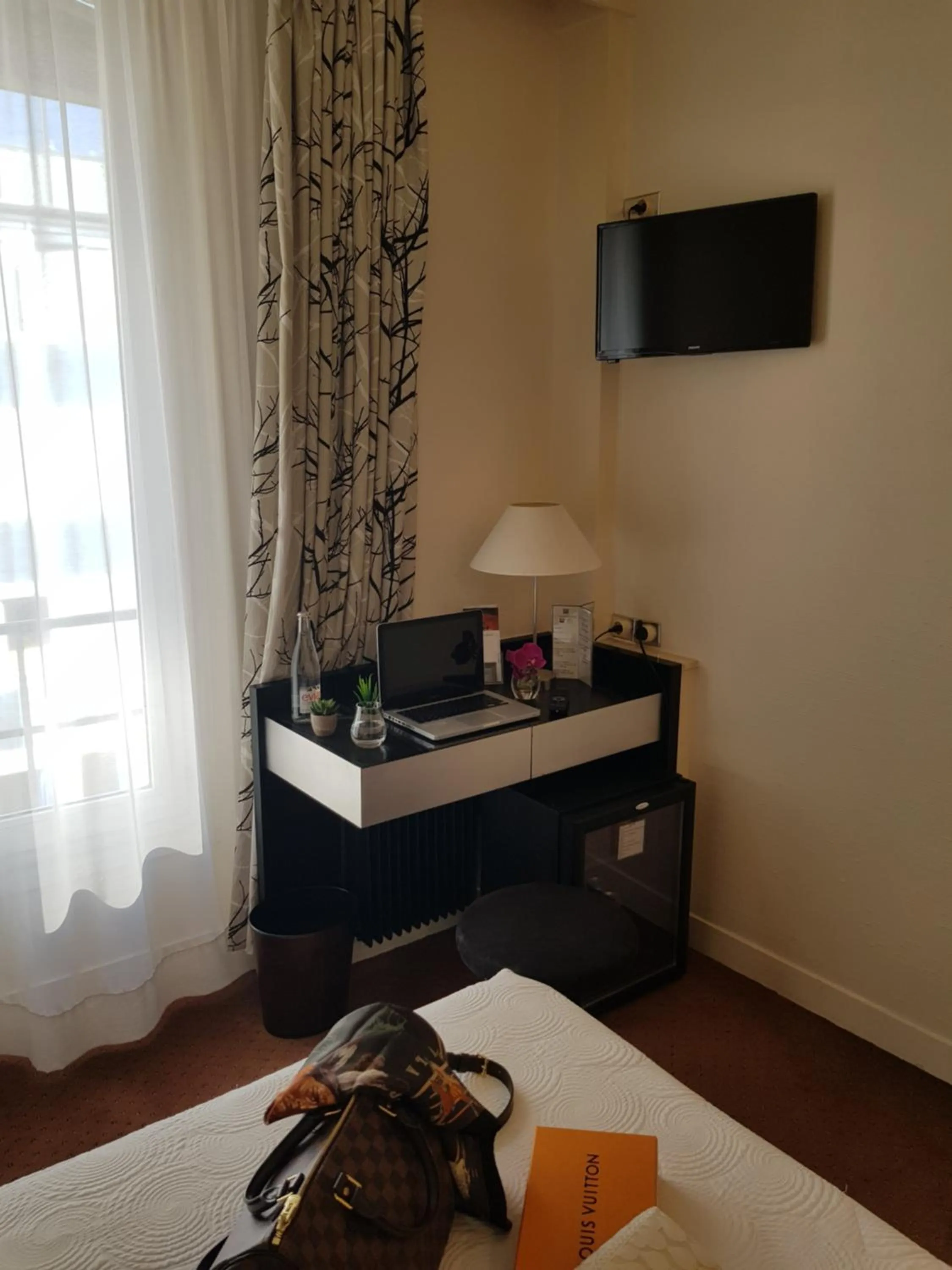 Seating area, Bed in HOTEL ALISON