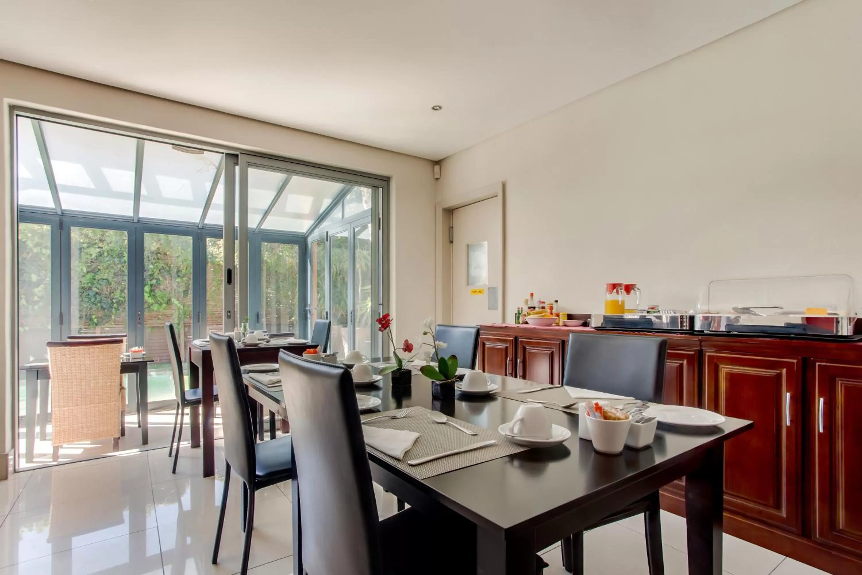 Restaurant/places to eat in The One 8 Hotel in Green Point - Solar Power