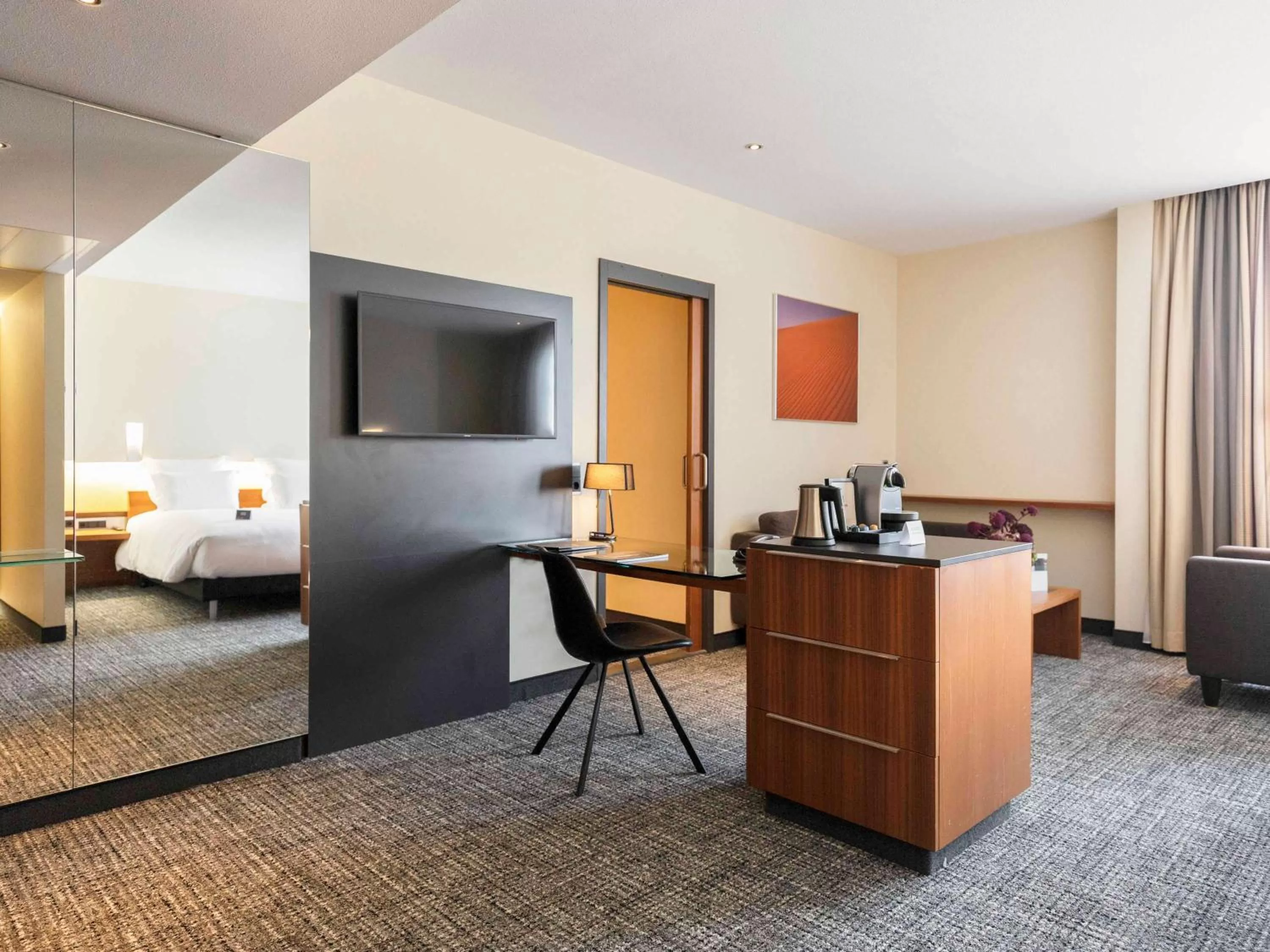 Photo of the whole room, Bed in Pullman Eindhoven Cocagne