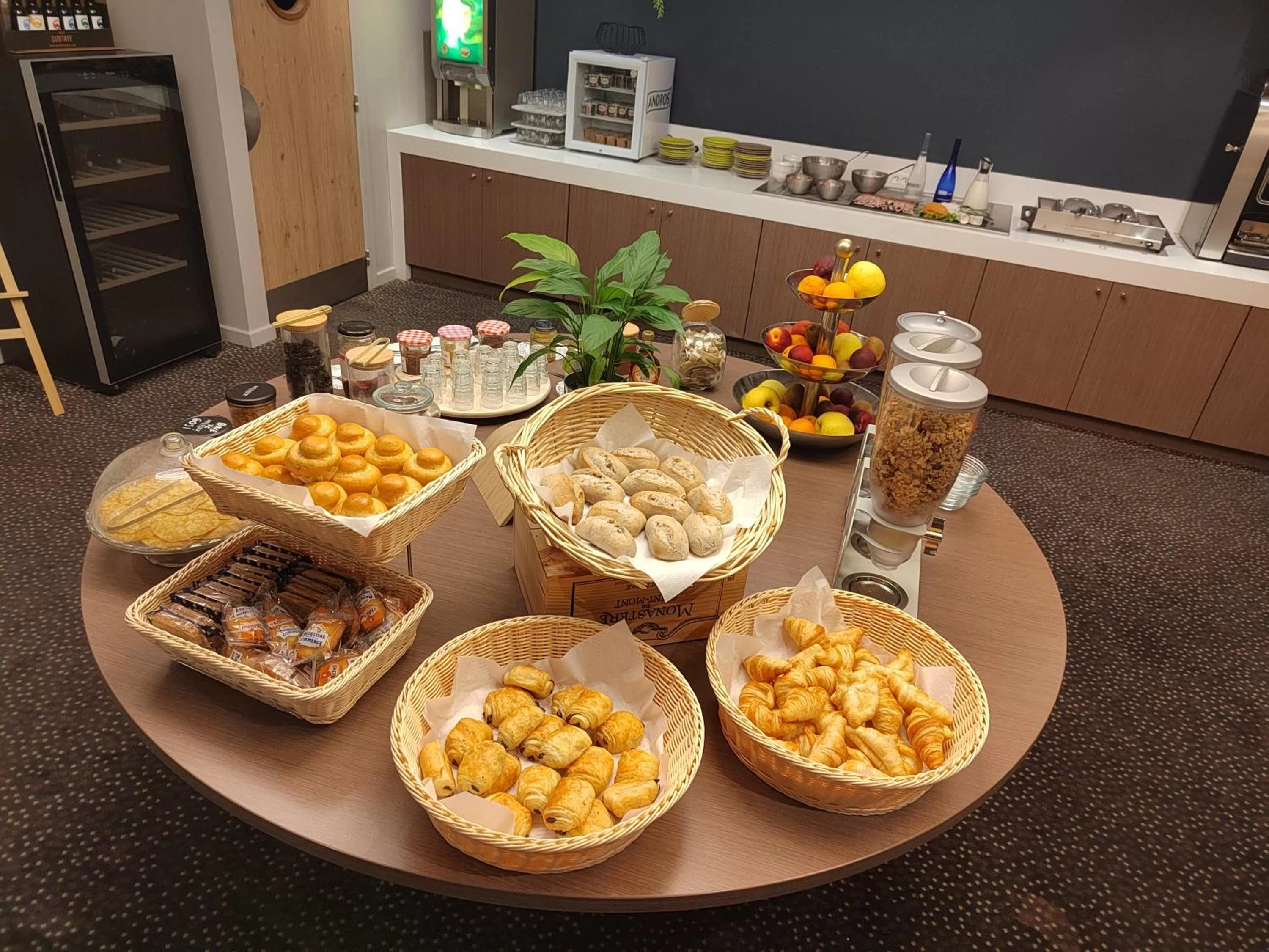 Buffet breakfast in Hostellerie Saint Vincent Beauvais Aeroport