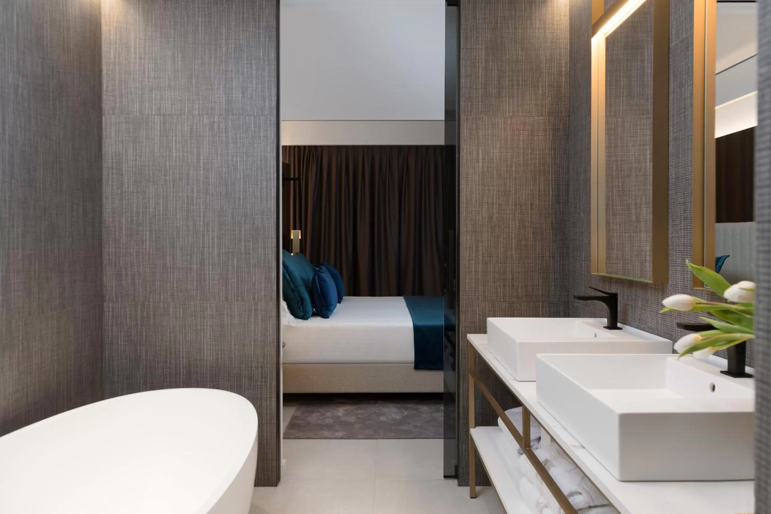 Bathroom, Bed in We Me Suite Hotel