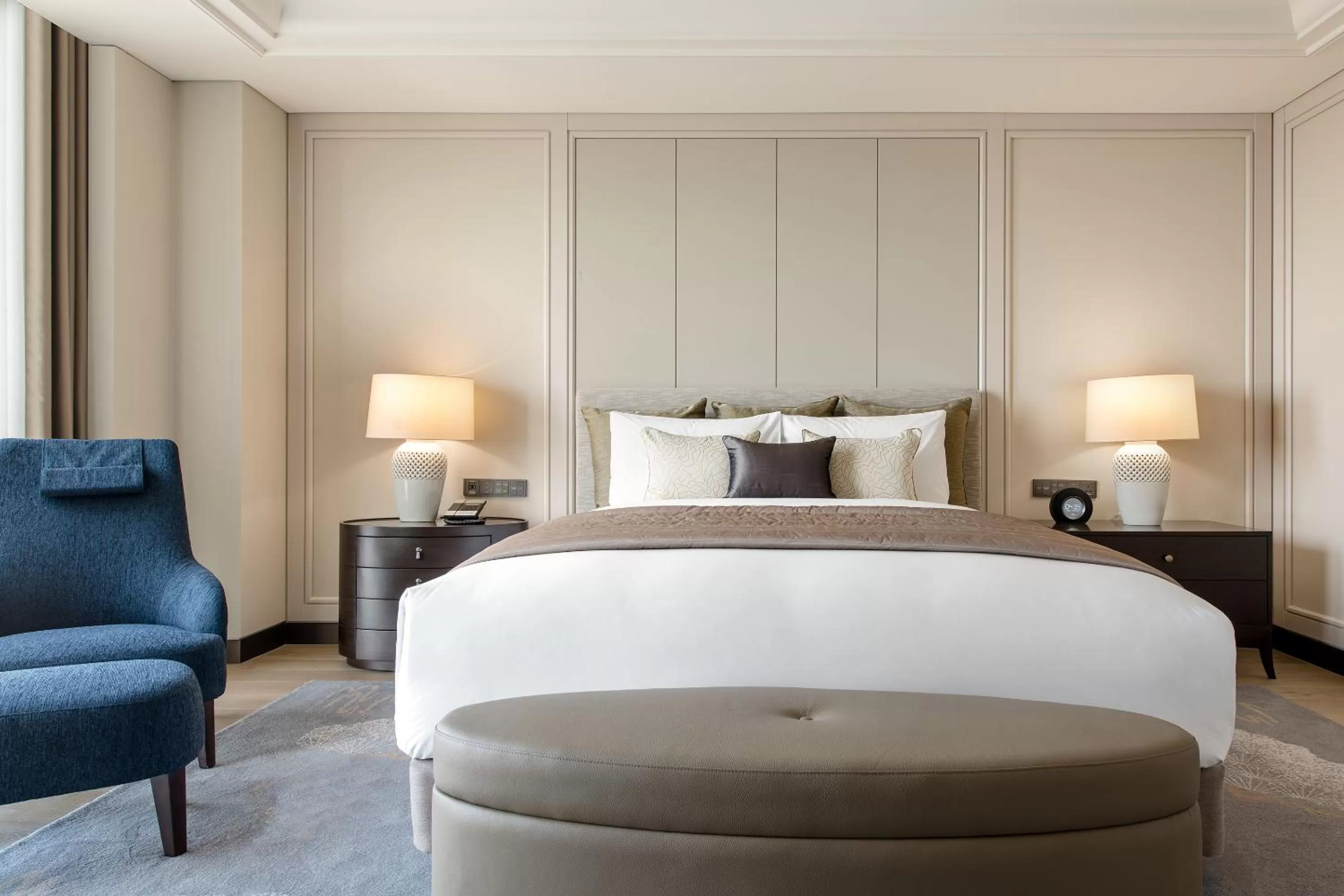 Photo of the whole room, Bed in Paradise City