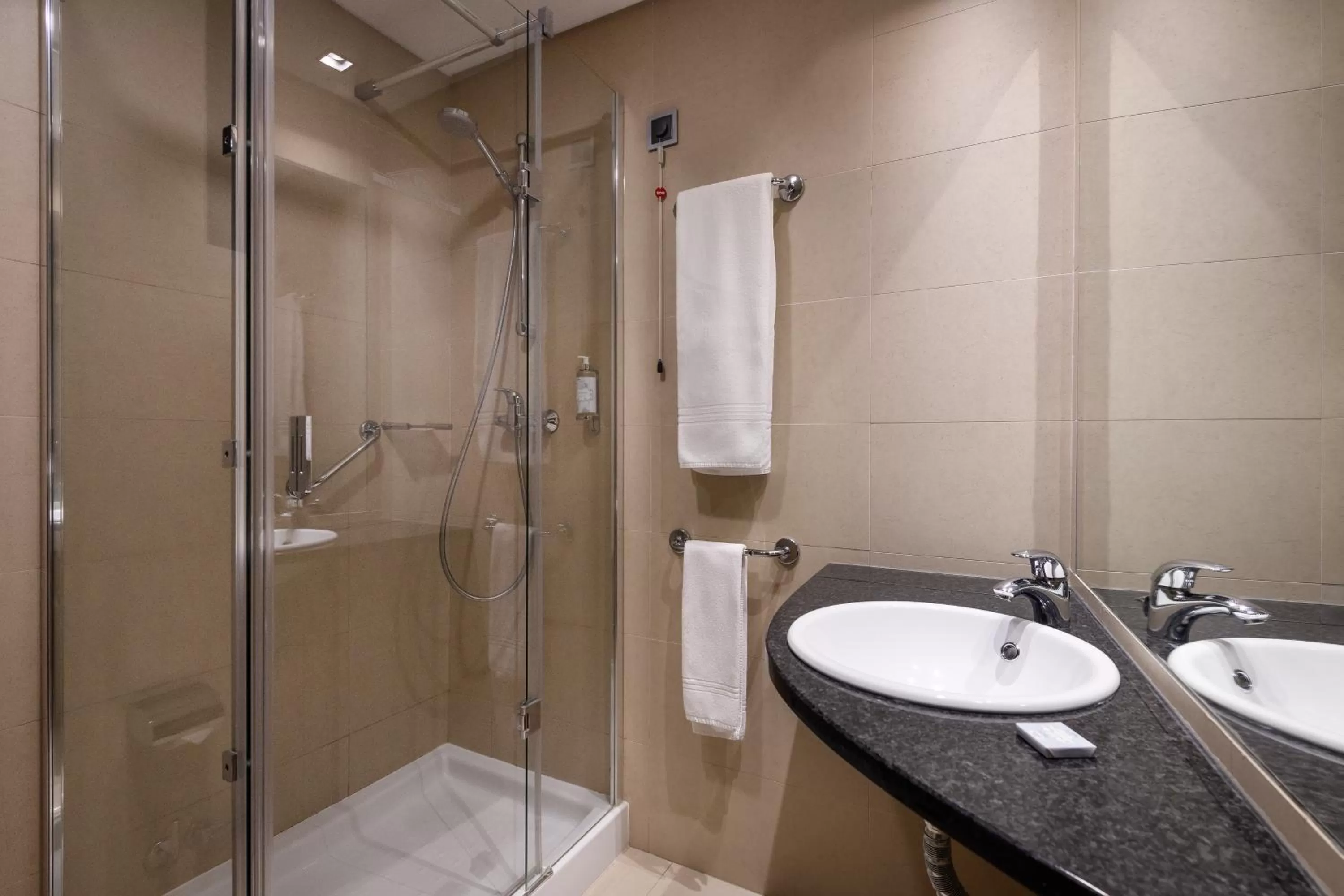 Shower in TURIM Aveiro Palace Hotel
