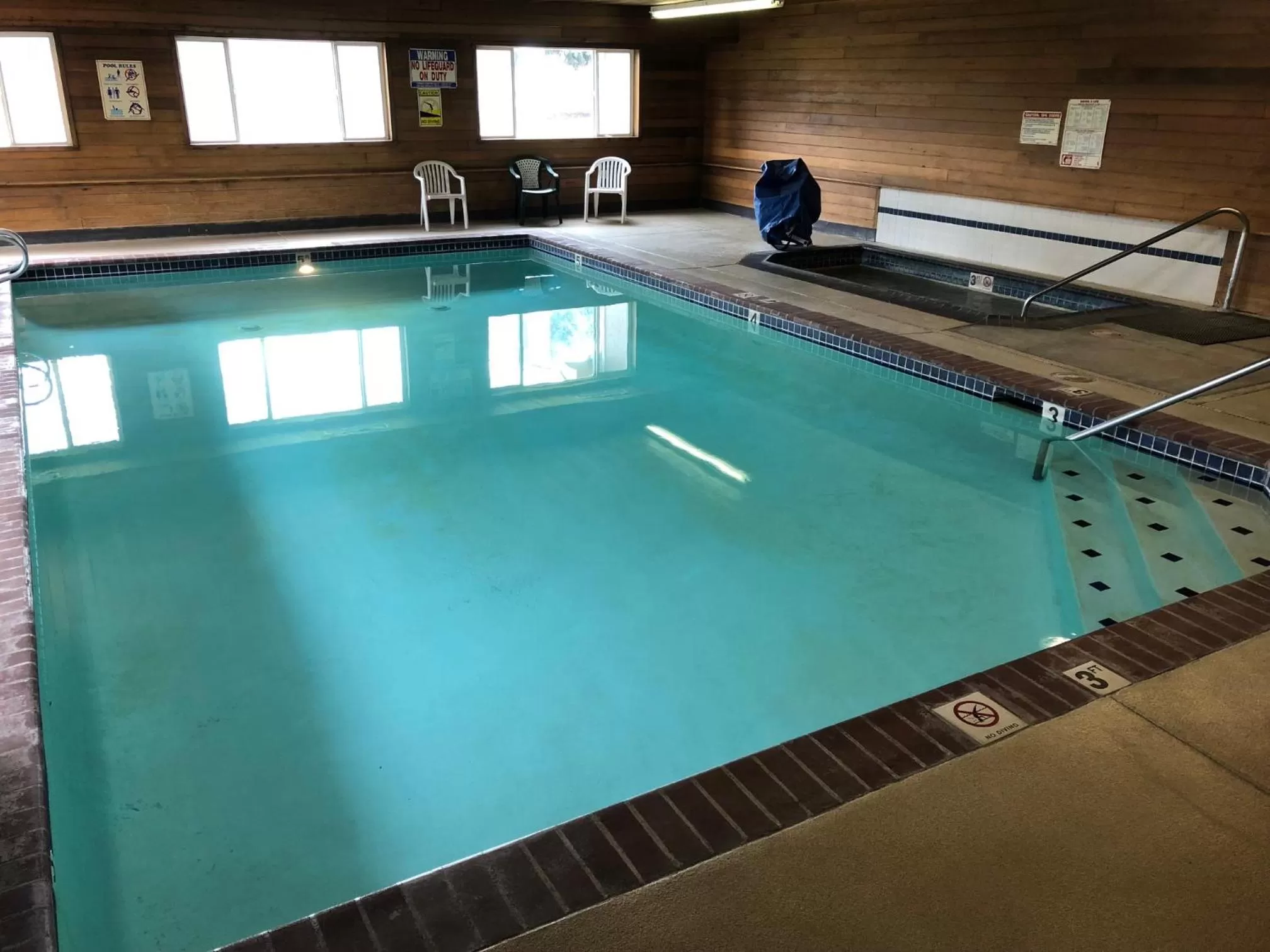 Hot Tub in Super 8 by Wyndham LaGrande