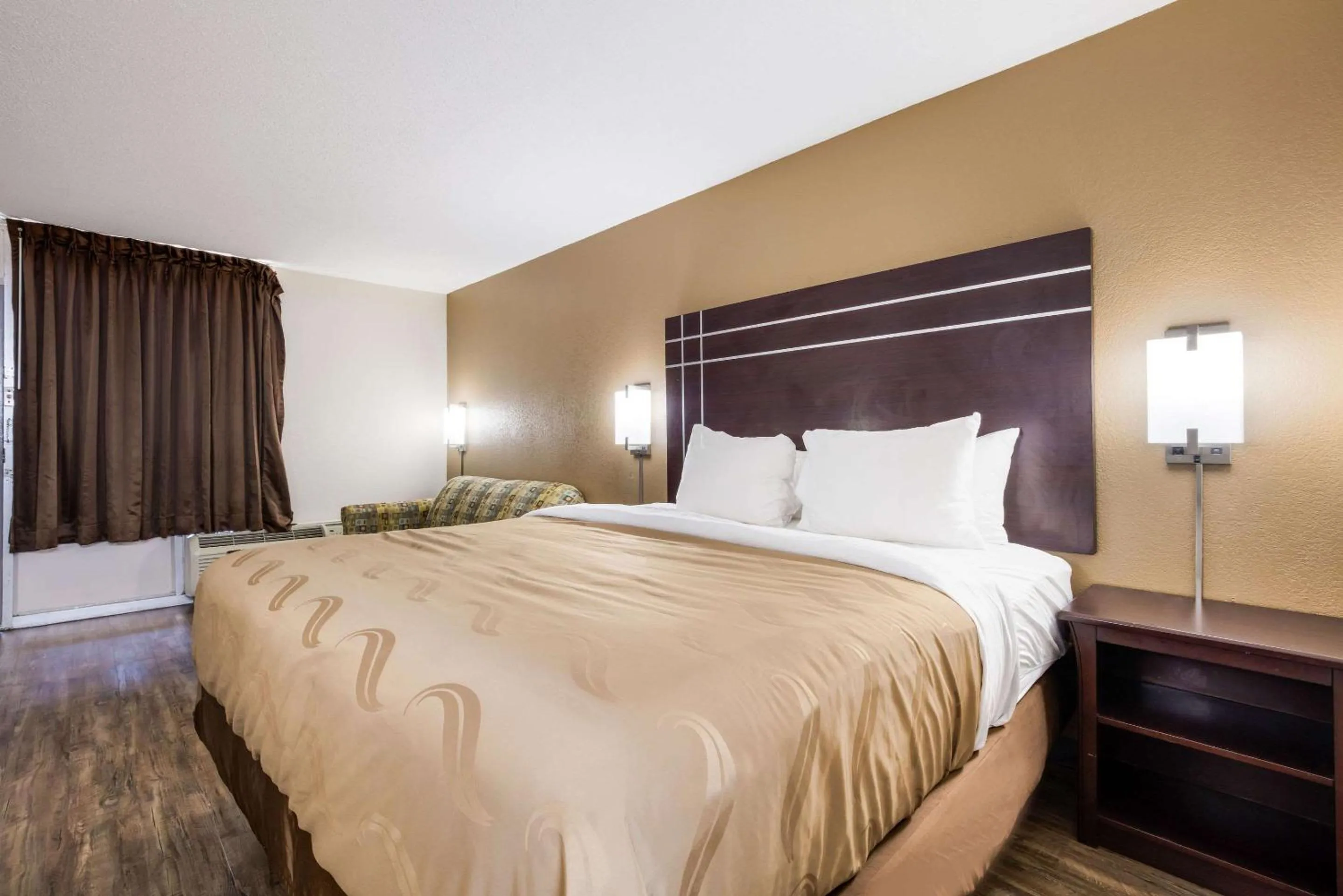 Photo of the whole room, Bed in Quality Inn Starkville near University