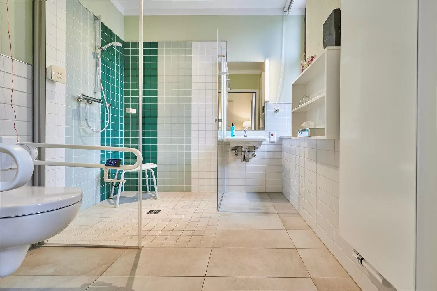 Shower in Philippus Inklusionshotel Leipzig