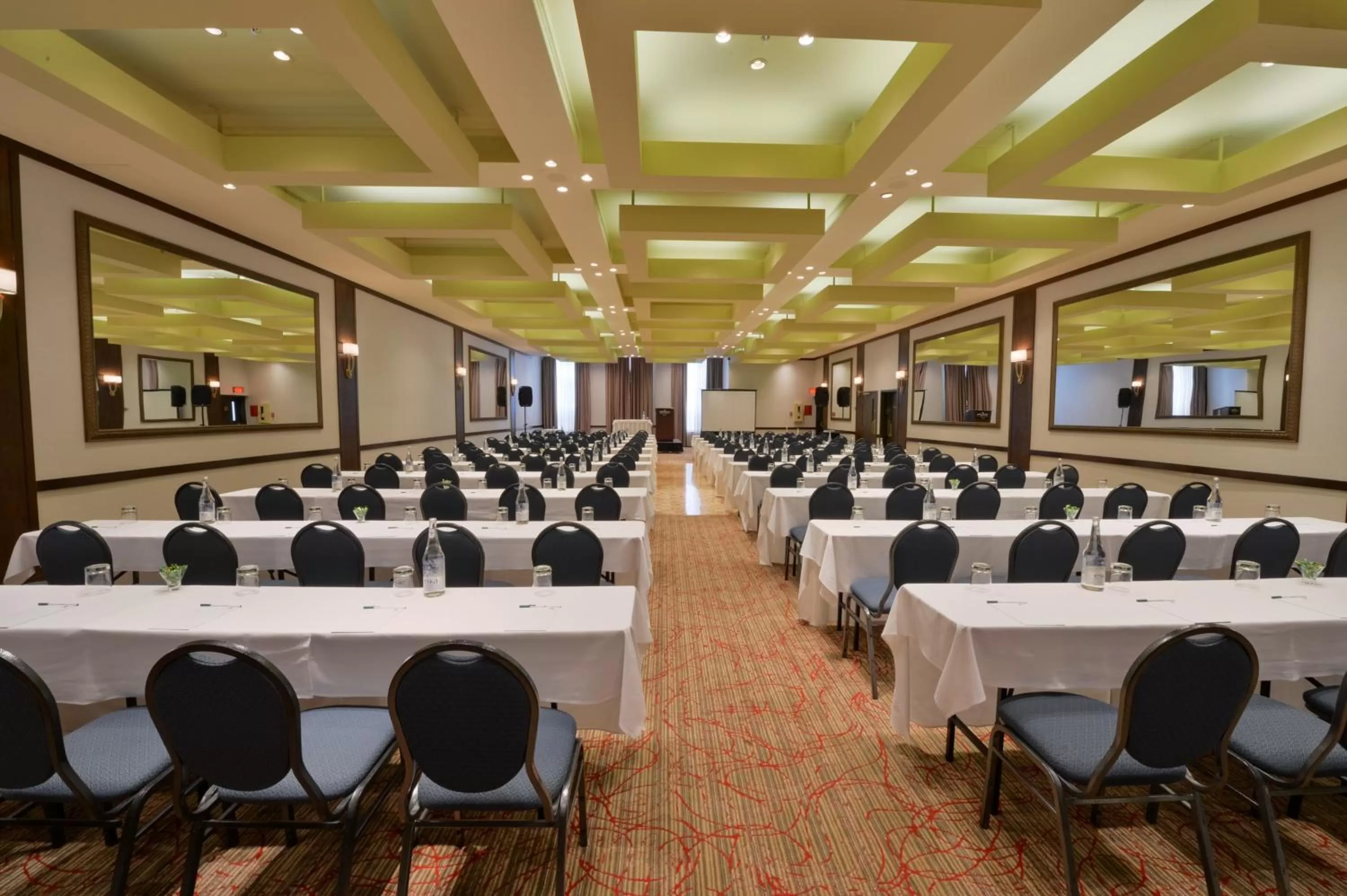 Meeting/conference room in Holiday Inn Montreal Centre Ville Downtown by IHG