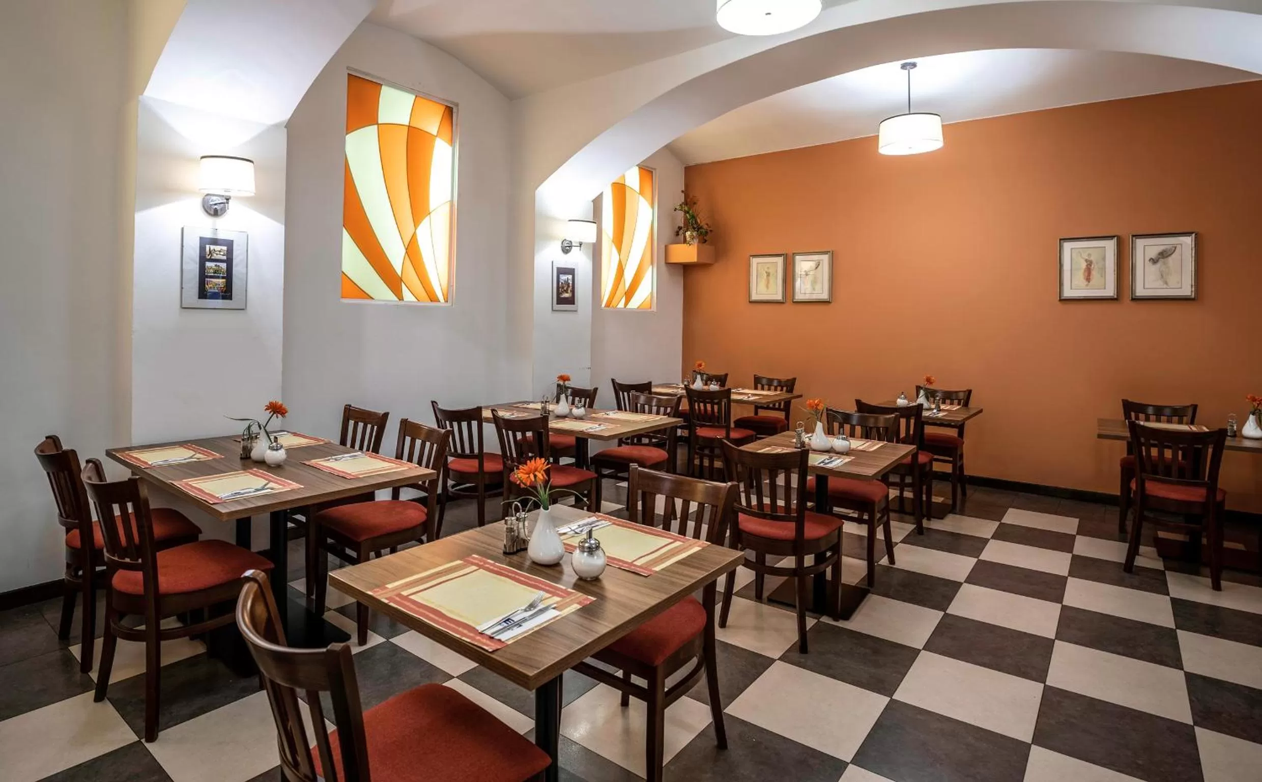 Restaurant/places to eat in EA Hotel Downtown