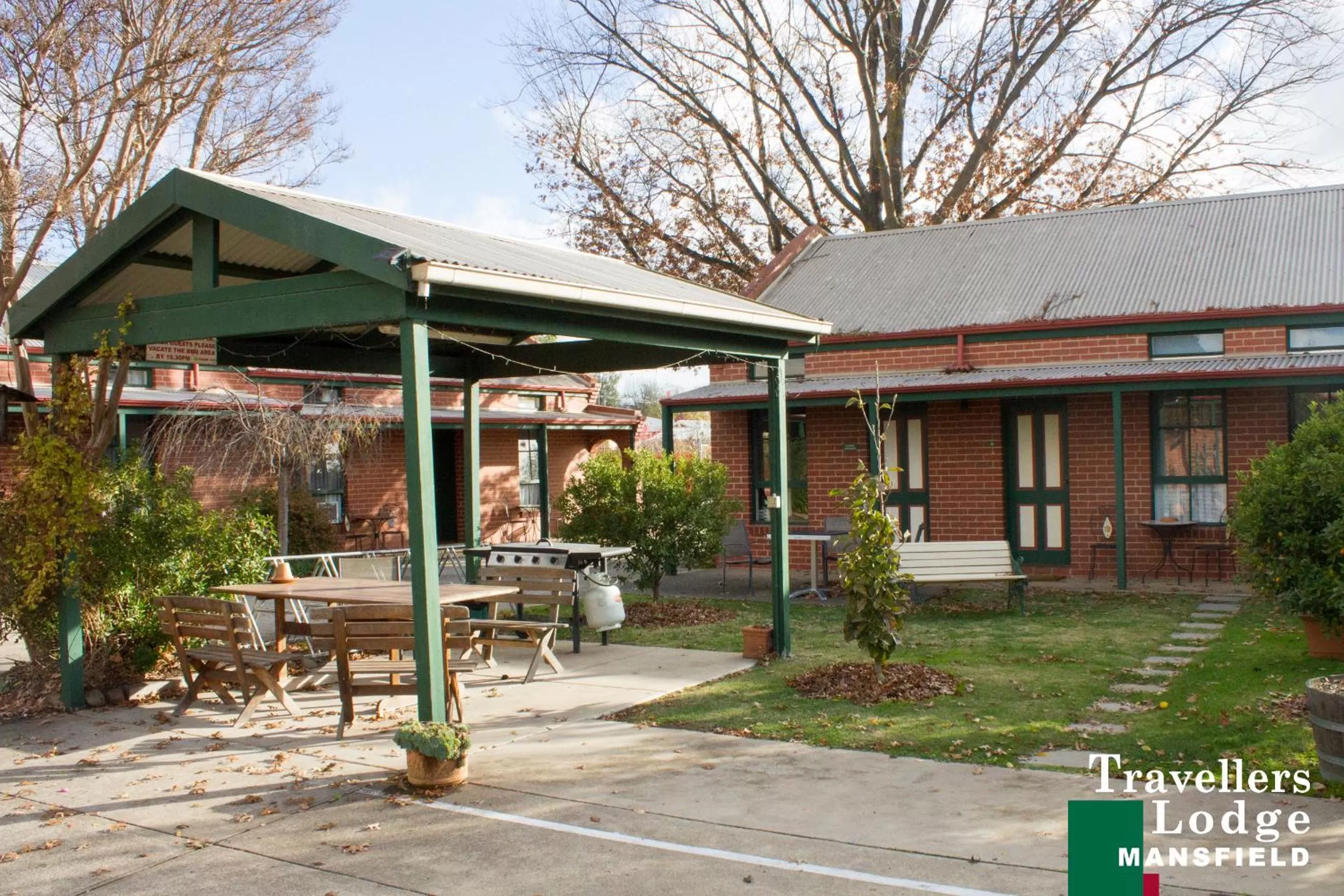 BBQ facilities, Patio/Outdoor Area in Mansfield Travellers Lodge