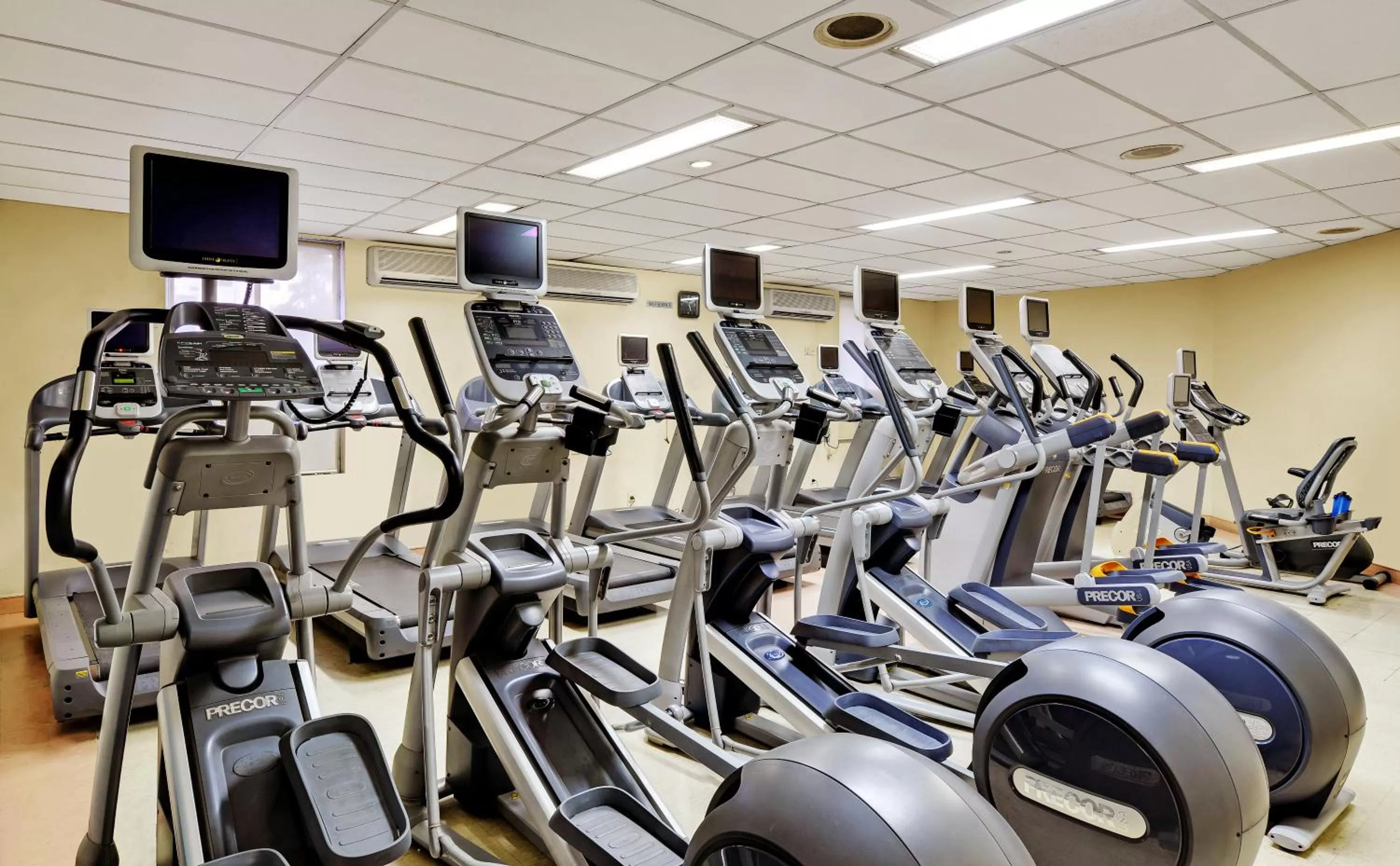 Fitness centre/facilities in Ambassador Pallava