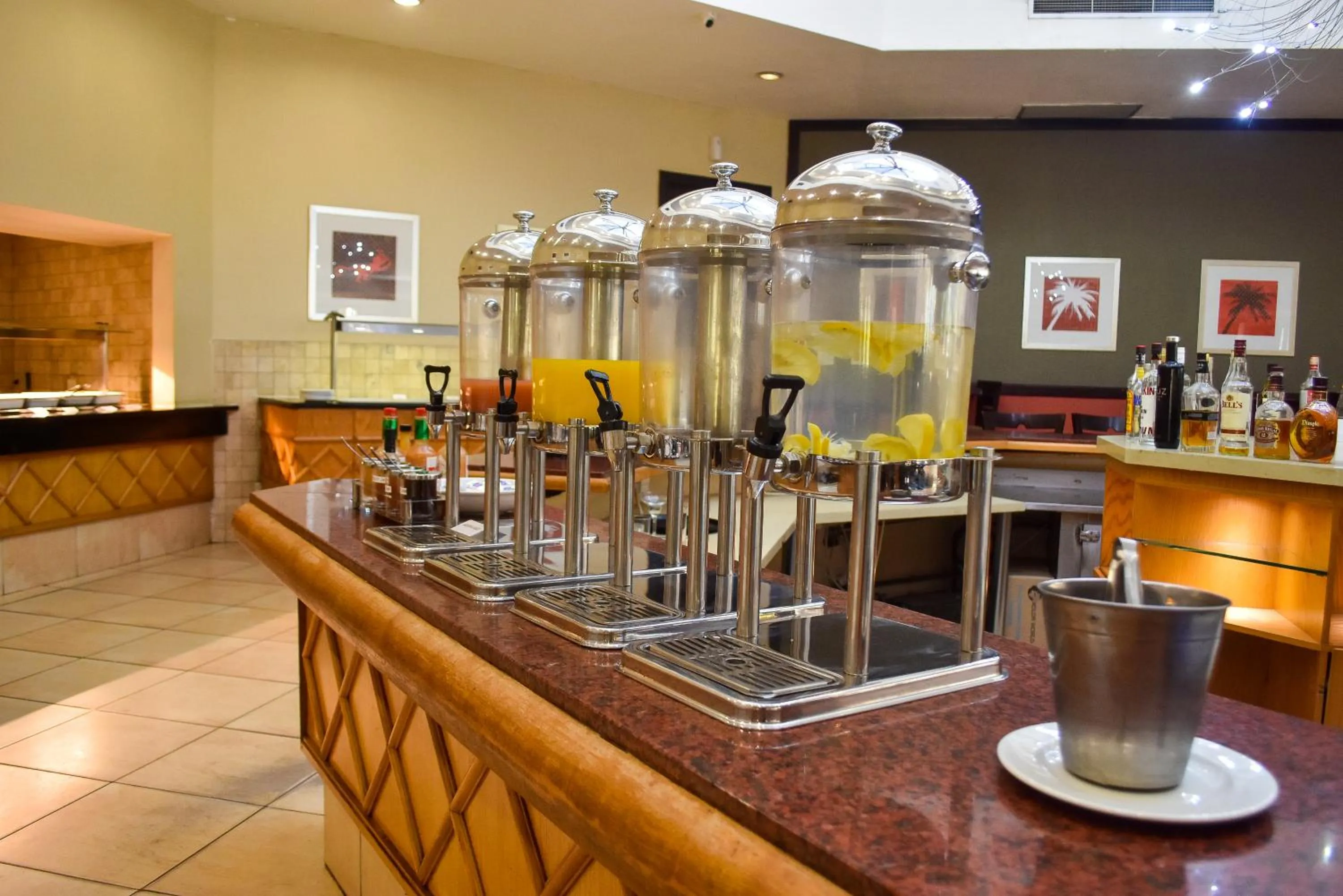 Restaurant/places to eat in Cresta Lodge Gaborone