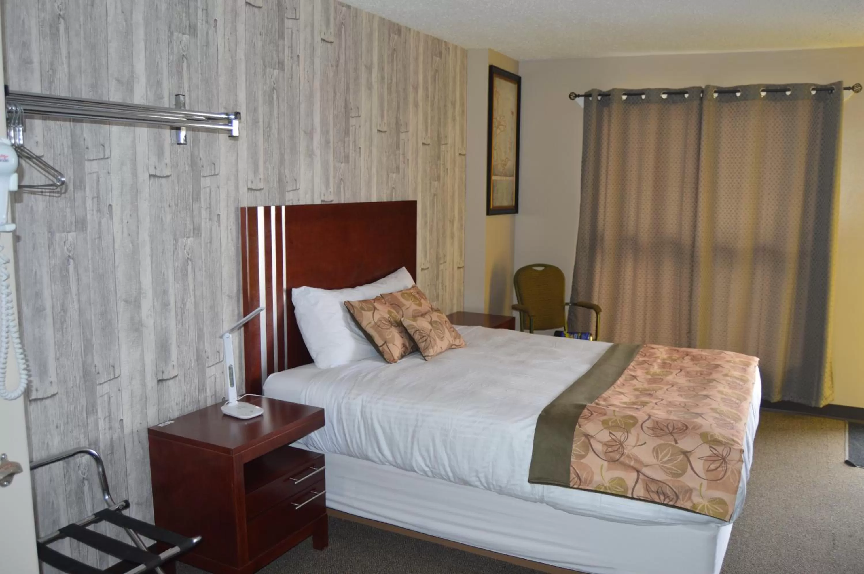 Bed in Wheel Inn Motel