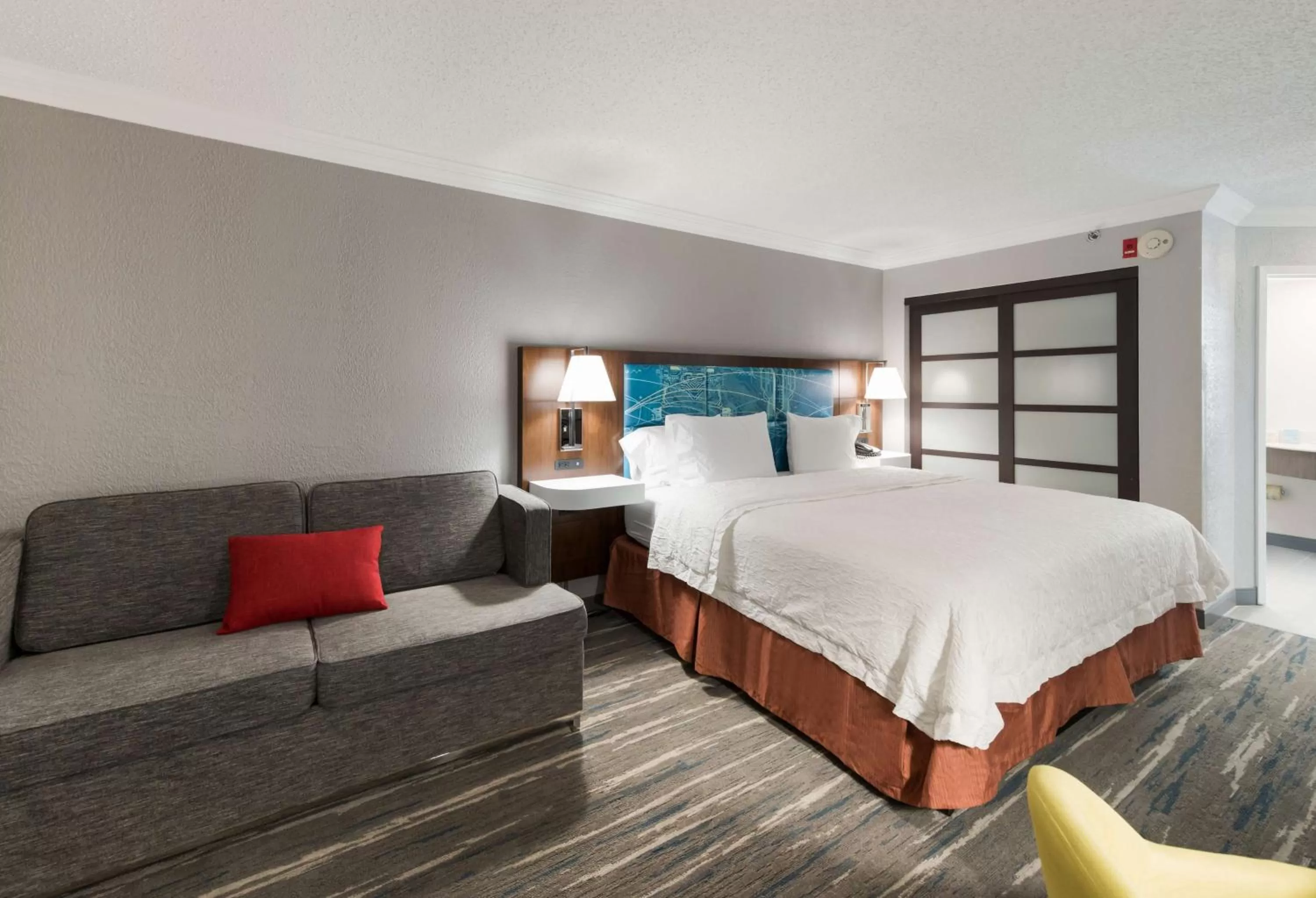 Living room, Bed in Hampton Inn & Suites Chicago-Hoffman Estates