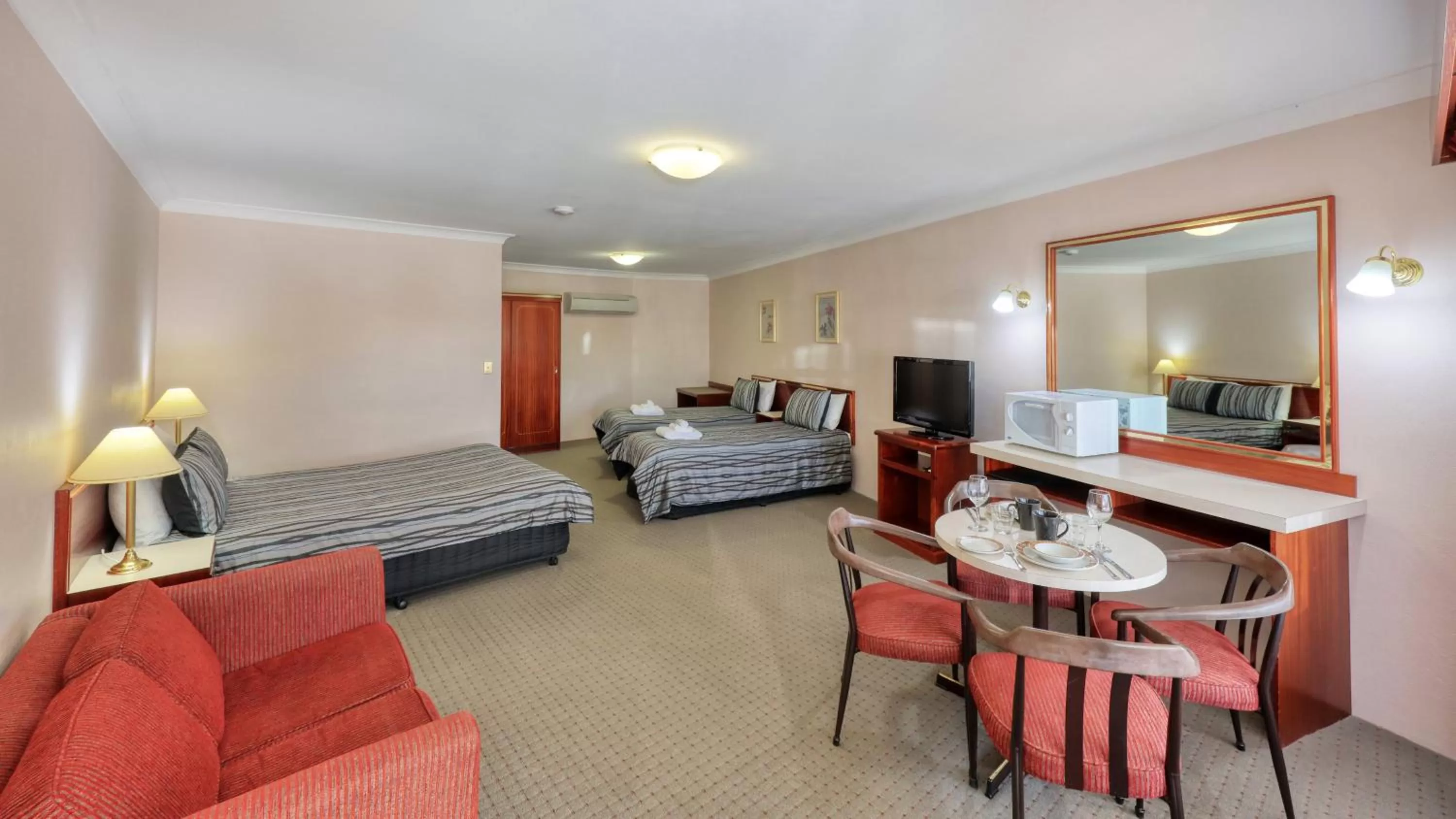 Photo of the whole room, Bed in Southern Comfort Motor Inn