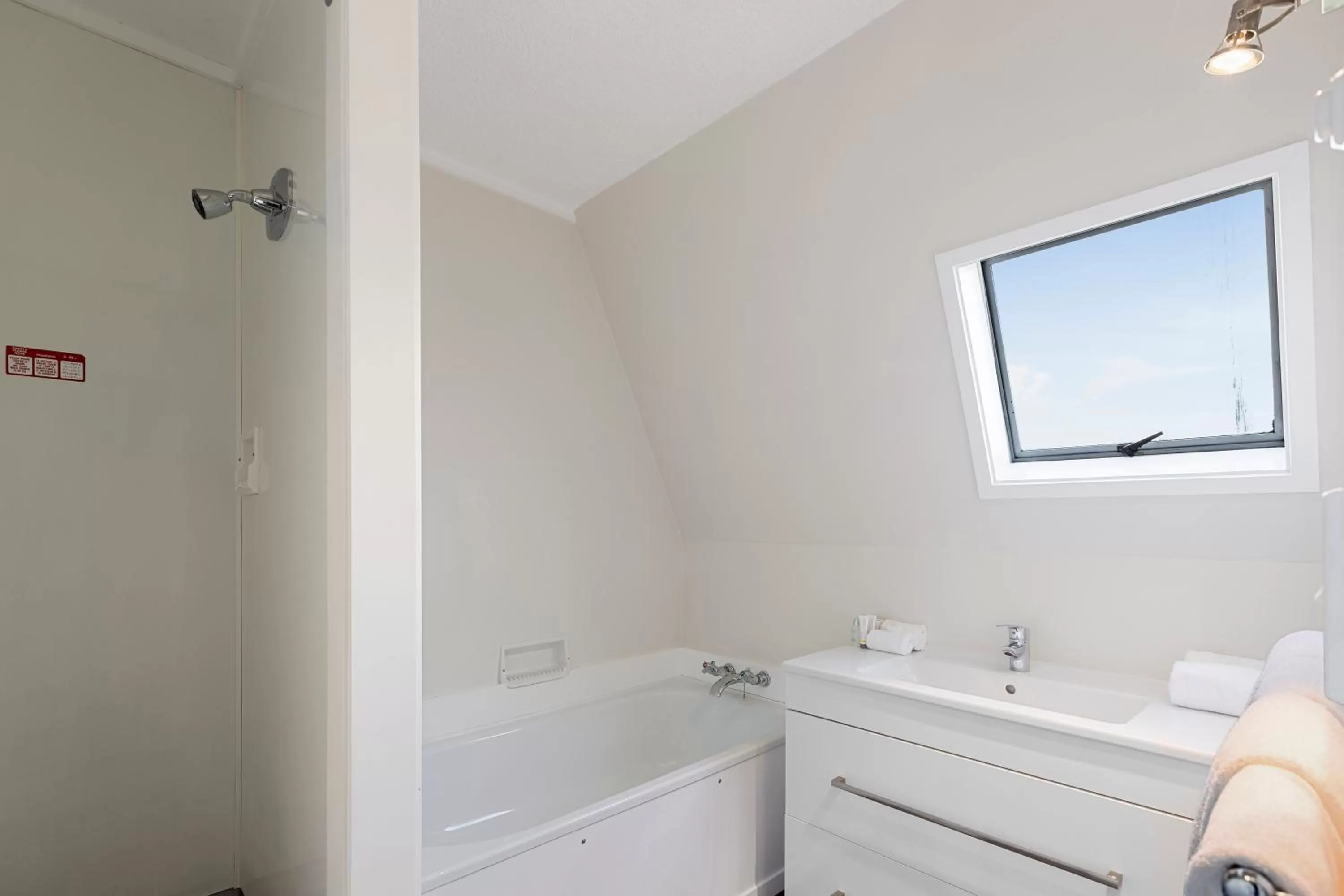 Bathroom in The Parnell Hotel & Conference Centre