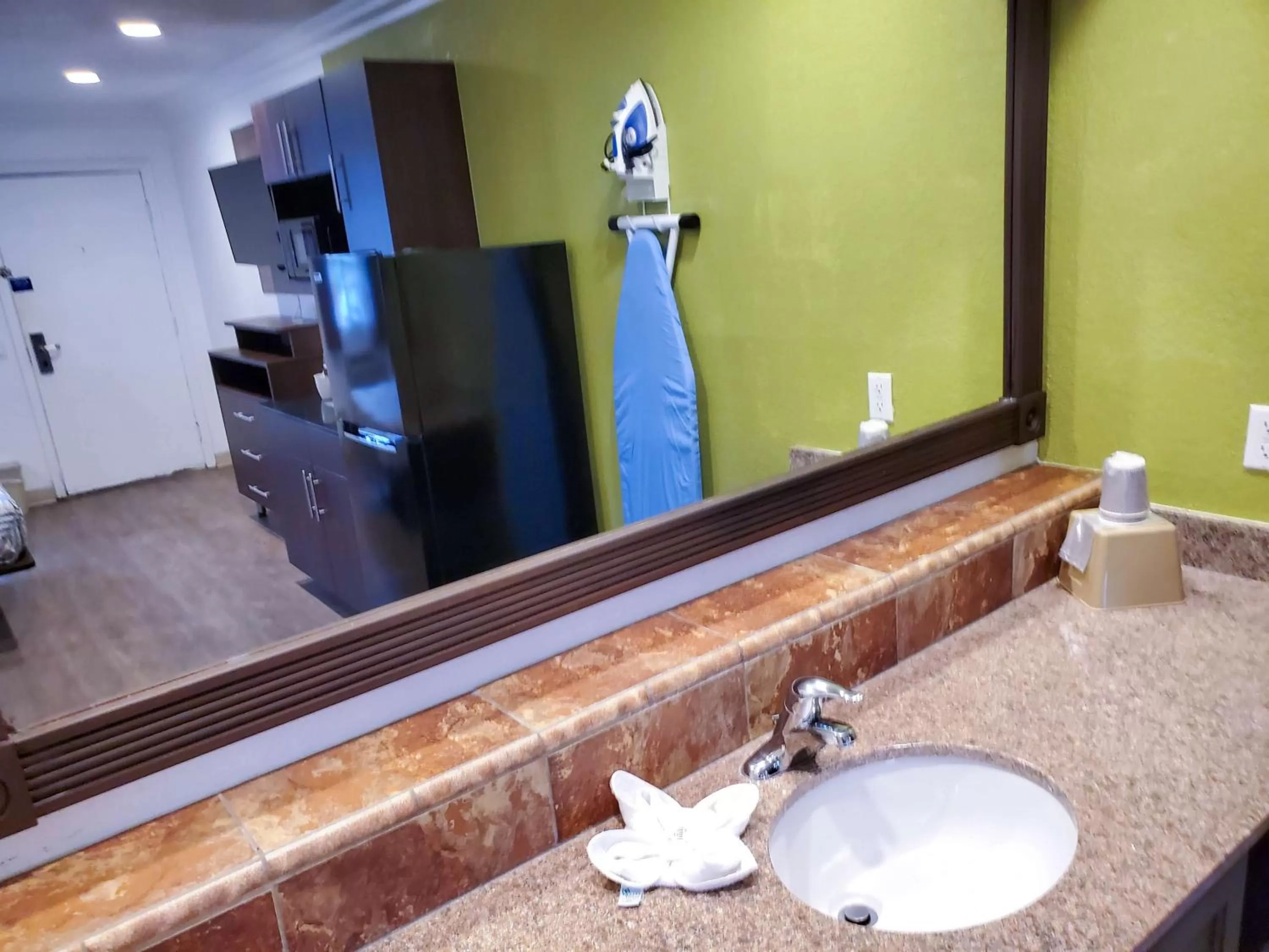 Photo of the whole room in Studio 6-National City, CA - Naval Base San Diego