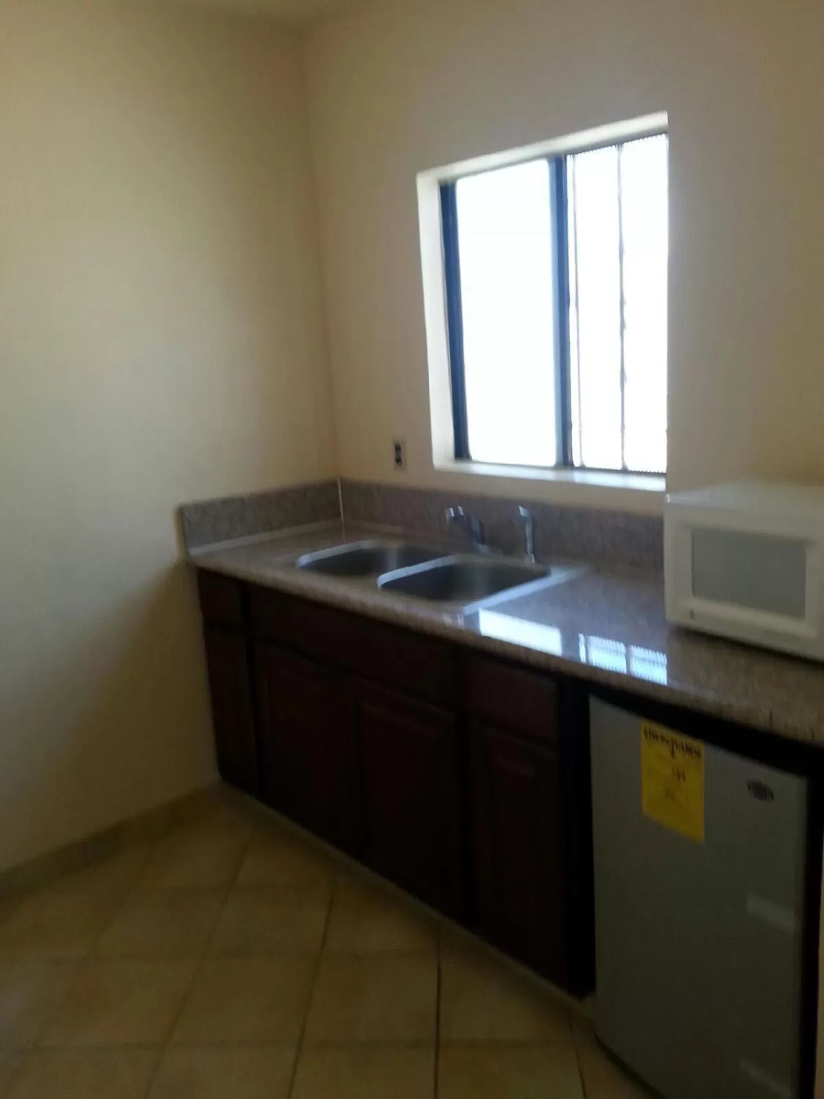 Queen Room with Two Queen Beds and Kitchen in Mt. Gleason Motorlodge